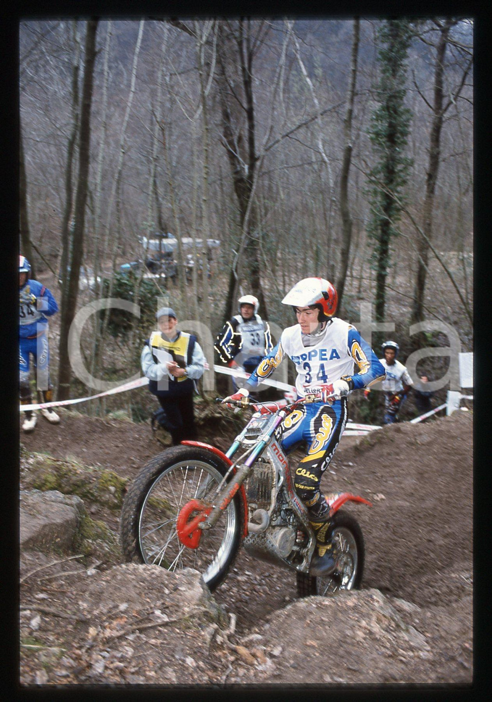 Campionato italiano TRIAL 2001 - SCHIO 2001 35 mm vintage slide 36 Diapositiva d'epoca, in formato 35 mm.CONDIZIONI: GOODE' severamente vietata la riproduzione. Tutti i diritti sono riservati.Nella diapositiva ICharta mette in vendita, sul negozio eBay e in esclusiva sul sito "icharta" il proprio archivio composto da numerose diapositive e negativi fotografici d'epoca, tutti originali e autentici, che attraversano la storia del costume italiano tra gli la fine degli anni Sessanta e Novanta.Si tratta di uno sguardo inedito sull'attualit&agrave;, la politica, la vita quotidiana, il gossip e la cultura, che fotografa il cambiamento della nazione in quest'ultimo scorcio del XX secolo. Un'occasione unica per il mercato del collezionismo, che vede finalmente disponibile un archivio eccezionale per vastit&agrave;, tematiche e condizioni, in un settore (il negativo fotografico e la diapositiva) di assoluta novit&agrave; e dalle interessanti prospettive di investimento.  GOOD/buono   originale e autentica 1