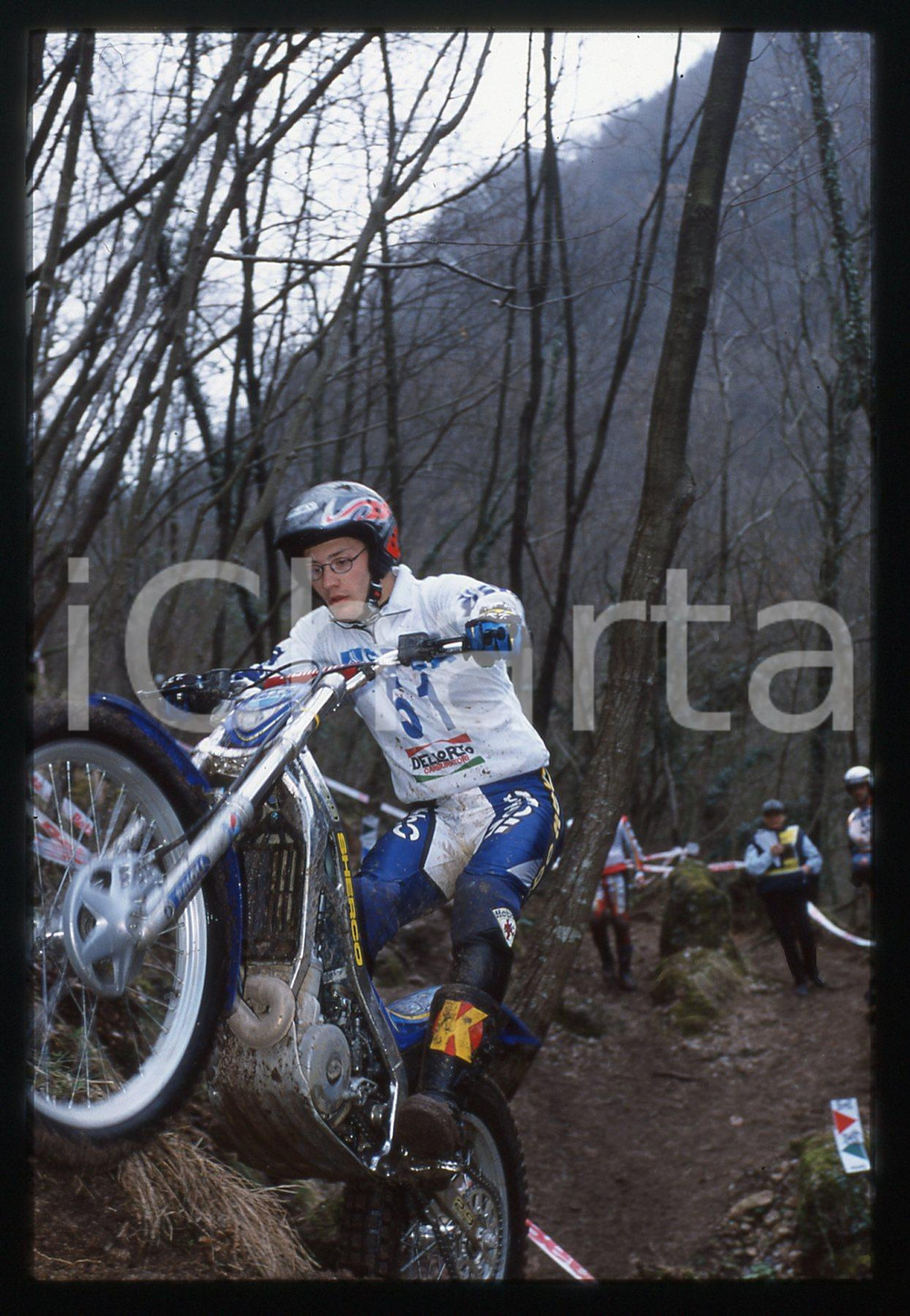 Campionato italiano TRIAL 2001 - SCHIO 2001 35 mm vintage slide 37 Diapositiva d'epoca, in formato 35 mm.CONDIZIONI: GOODE' severamente vietata la riproduzione. Tutti i diritti sono riservati.Nella diapositiva ICharta mette in vendita, sul negozio eBay e in esclusiva sul sito "icharta" il proprio archivio composto da numerose diapositive e negativi fotografici d'epoca, tutti originali e autentici, che attraversano la storia del costume italiano tra gli la fine degli anni Sessanta e Novanta.Si tratta di uno sguardo inedito sull'attualit&agrave;, la politica, la vita quotidiana, il gossip e la cultura, che fotografa il cambiamento della nazione in quest'ultimo scorcio del XX secolo. Un'occasione unica per il mercato del collezionismo, che vede finalmente disponibile un archivio eccezionale per vastit&agrave;, tematiche e condizioni, in un settore (il negativo fotografico e la diapositiva) di assoluta novit&agrave; e dalle interessanti prospettive di investimento.  GOOD/buono   originale e autentica 1