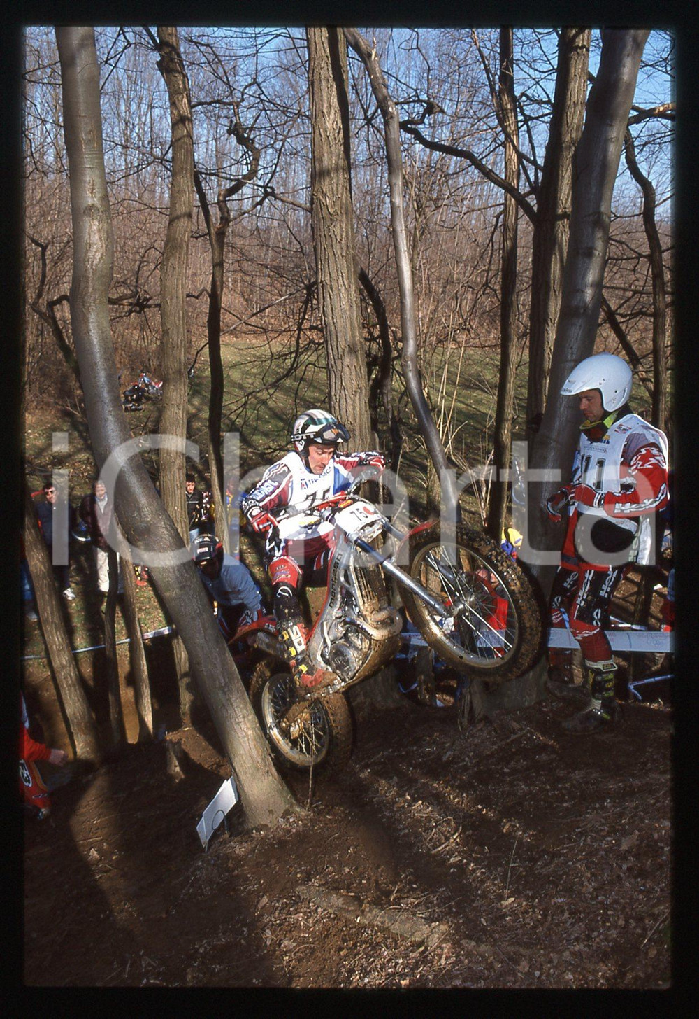 TRIAL Internazionale 2 GIORNI DELLA BRIANZA - MONZA 2002 35 mm vintage slide 3 Diapositiva d'epoca, in formato 35 mm.CONDIZIONI: GOODE' severamente vietata la riproduzione. Tutti i diritti sono riservati.Nella diapositiva ICharta mette in vendita, sul negozio eBay e in esclusiva sul sito "icharta" il proprio archivio composto da numerose diapositive e negativi fotografici d'epoca, tutti originali e autentici, che attraversano la storia del costume italiano tra gli la fine degli anni Sessanta e Novanta.Si tratta di uno sguardo inedito sull'attualit&agrave;, la politica, la vita quotidiana, il gossip e la cultura, che fotografa il cambiamento della nazione in quest'ultimo scorcio del XX secolo. Un'occasione unica per il mercato del collezionismo, che vede finalmente disponibile un archivio eccezionale per vastit&agrave;, tematiche e condizioni, in un settore (il negativo fotografico e la diapositiva) di assoluta novit&agrave; e dalle interessanti prospettive di investimento.  GOOD/buono   originale e autentica 1
