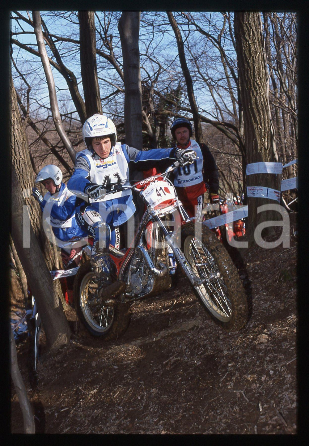 TRIAL Internazionale 2 GIORNI DELLA BRIANZA - MONZA 2002 35 mm vintage slide 9 Diapositiva d'epoca, in formato 35 mm.CONDIZIONI: GOODE' severamente vietata la riproduzione. Tutti i diritti sono riservati.Nella diapositiva ICharta mette in vendita, sul negozio eBay e in esclusiva sul sito "icharta" il proprio archivio composto da numerose diapositive e negativi fotografici d'epoca, tutti originali e autentici, che attraversano la storia del costume italiano tra gli la fine degli anni Sessanta e Novanta.Si tratta di uno sguardo inedito sull'attualit&agrave;, la politica, la vita quotidiana, il gossip e la cultura, che fotografa il cambiamento della nazione in quest'ultimo scorcio del XX secolo. Un'occasione unica per il mercato del collezionismo, che vede finalmente disponibile un archivio eccezionale per vastit&agrave;, tematiche e condizioni, in un settore (il negativo fotografico e la diapositiva) di assoluta novit&agrave; e dalle interessanti prospettive di investimento.  GOOD/buono   originale e autentica 1