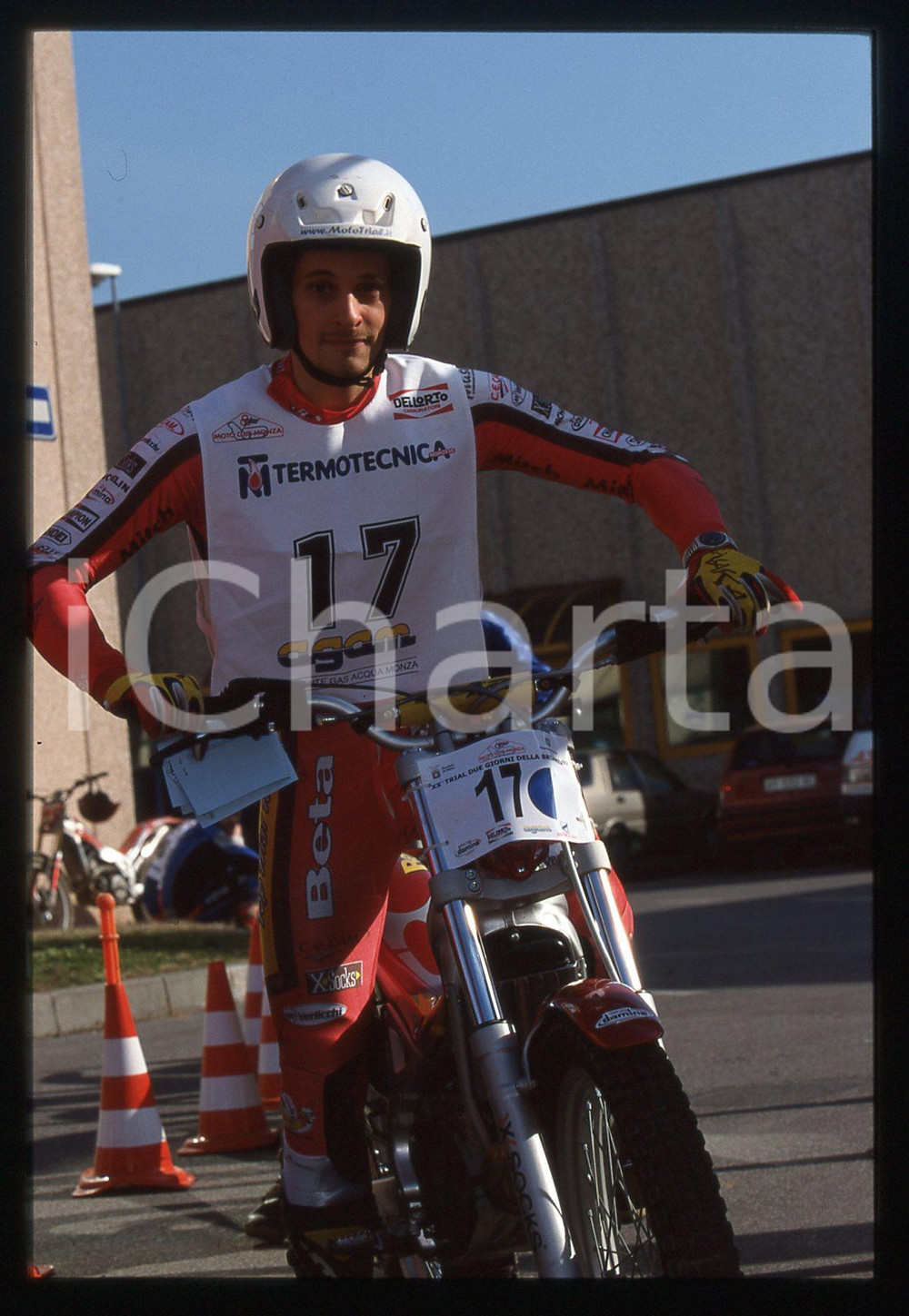 TRIAL Internazionale 2 GIORNI DELLA BRIANZA - MONZA 2002 35 mm vintage slide 14 Diapositiva d'epoca, in formato 35 mm.CONDIZIONI: GOODE' severamente vietata la riproduzione. Tutti i diritti sono riservati.Nella diapositiva ICharta mette in vendita, sul negozio eBay e in esclusiva sul sito "icharta" il proprio archivio composto da numerose diapositive e negativi fotografici d'epoca, tutti originali e autentici, che attraversano la storia del costume italiano tra gli la fine degli anni Sessanta e Novanta.Si tratta di uno sguardo inedito sull'attualit&agrave;, la politica, la vita quotidiana, il gossip e la cultura, che fotografa il cambiamento della nazione in quest'ultimo scorcio del XX secolo. Un'occasione unica per il mercato del collezionismo, che vede finalmente disponibile un archivio eccezionale per vastit&agrave;, tematiche e condizioni, in un settore (il negativo fotografico e la diapositiva) di assoluta novit&agrave; e dalle interessanti prospettive di investimento.  GOOD/buono   originale e autentica 1