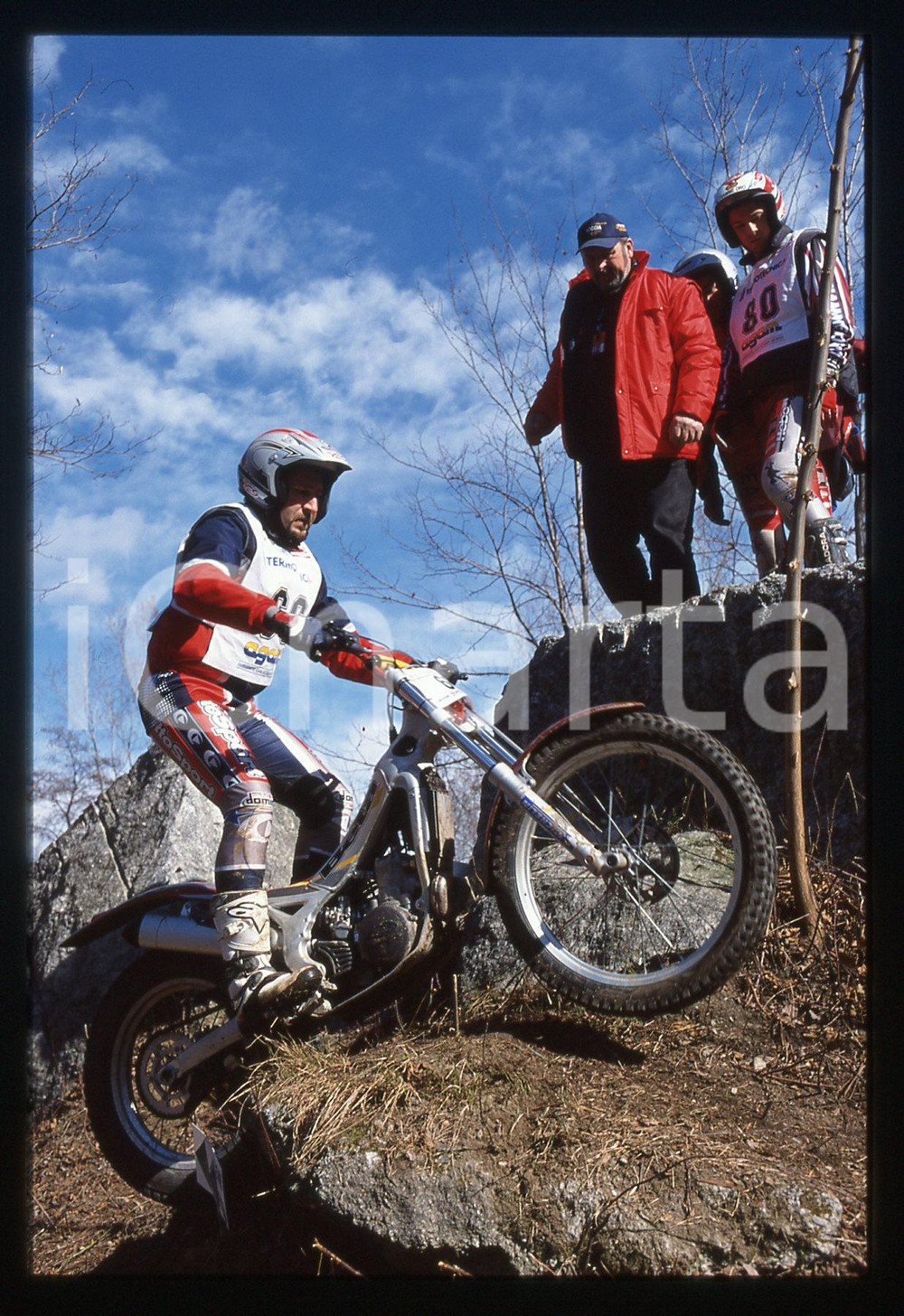 TRIAL Internazionale 2 GIORNI DELLA BRIANZA - MONZA 2002 35 mm vintage slide 15 Diapositiva d'epoca, in formato 35 mm.CONDIZIONI: GOODE' severamente vietata la riproduzione. Tutti i diritti sono riservati.Nella diapositiva ICharta mette in vendita, sul negozio eBay e in esclusiva sul sito "icharta" il proprio archivio composto da numerose diapositive e negativi fotografici d'epoca, tutti originali e autentici, che attraversano la storia del costume italiano tra gli la fine degli anni Sessanta e Novanta.Si tratta di uno sguardo inedito sull'attualit&agrave;, la politica, la vita quotidiana, il gossip e la cultura, che fotografa il cambiamento della nazione in quest'ultimo scorcio del XX secolo. Un'occasione unica per il mercato del collezionismo, che vede finalmente disponibile un archivio eccezionale per vastit&agrave;, tematiche e condizioni, in un settore (il negativo fotografico e la diapositiva) di assoluta novit&agrave; e dalle interessanti prospettive di investimento.  GOOD/buono   originale e autentica 1