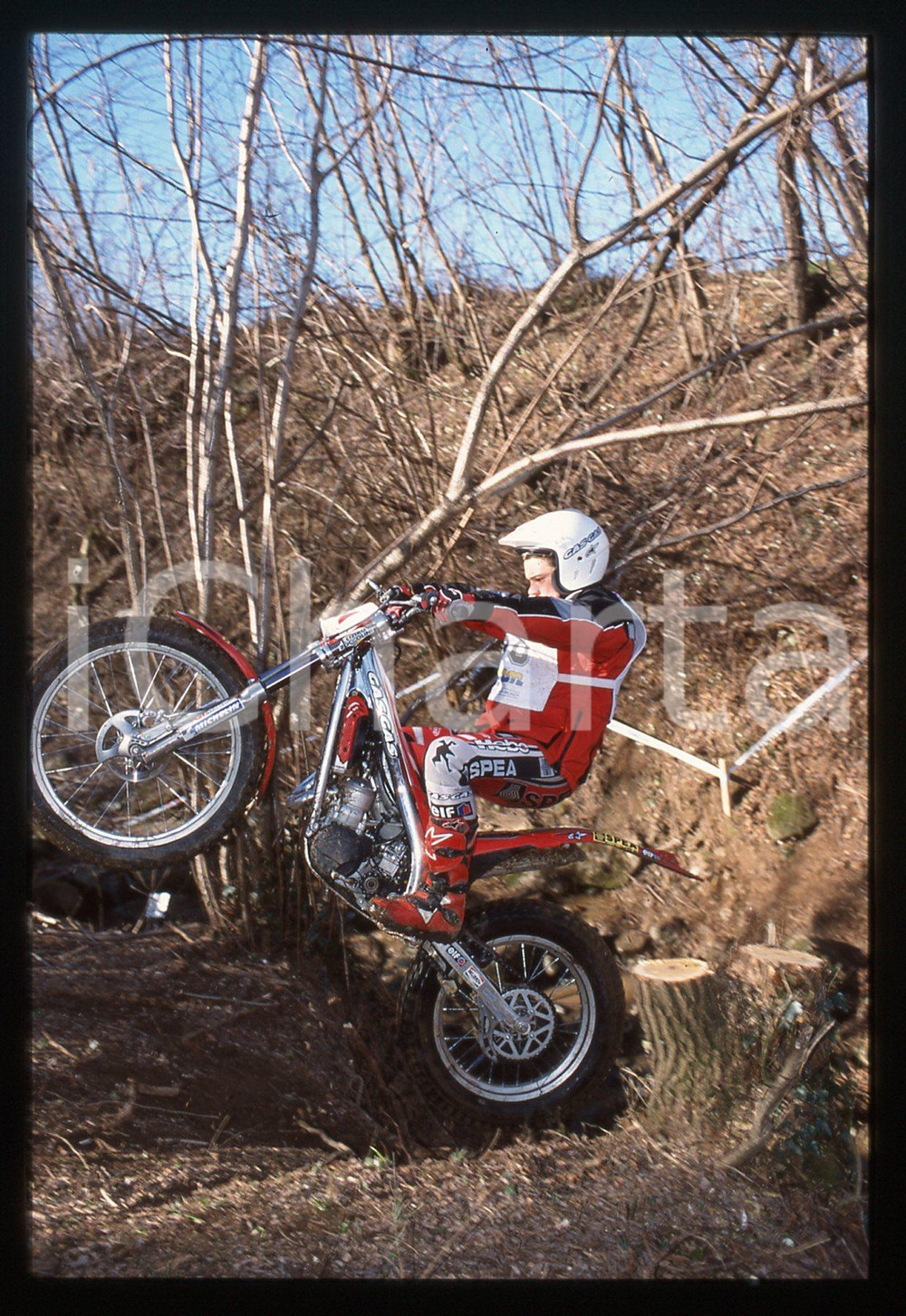TRIAL Internazionale 2 GIORNI DELLA BRIANZA - MONZA 2002 35 mm vintage slide 16 Diapositiva d'epoca, in formato 35 mm.CONDIZIONI: GOODE' severamente vietata la riproduzione. Tutti i diritti sono riservati.Nella diapositiva ICharta mette in vendita, sul negozio eBay e in esclusiva sul sito "icharta" il proprio archivio composto da numerose diapositive e negativi fotografici d'epoca, tutti originali e autentici, che attraversano la storia del costume italiano tra gli la fine degli anni Sessanta e Novanta.Si tratta di uno sguardo inedito sull'attualit&agrave;, la politica, la vita quotidiana, il gossip e la cultura, che fotografa il cambiamento della nazione in quest'ultimo scorcio del XX secolo. Un'occasione unica per il mercato del collezionismo, che vede finalmente disponibile un archivio eccezionale per vastit&agrave;, tematiche e condizioni, in un settore (il negativo fotografico e la diapositiva) di assoluta novit&agrave; e dalle interessanti prospettive di investimento.  GOOD/buono   originale e autentica 1