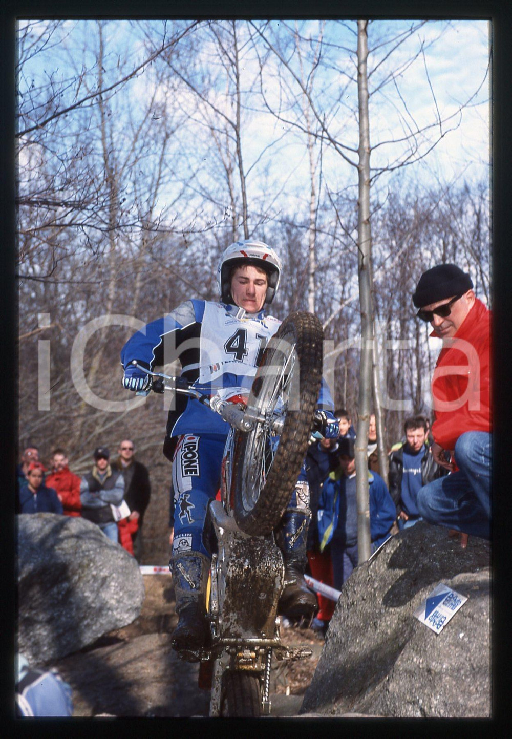 TRIAL Internazionale 2 GIORNI DELLA BRIANZA - MONZA 2002 35 mm vintage slide 20 Diapositiva d'epoca, in formato 35 mm.CONDIZIONI: GOODE' severamente vietata la riproduzione. Tutti i diritti sono riservati.Nella diapositiva ICharta mette in vendita, sul negozio eBay e in esclusiva sul sito "icharta" il proprio archivio composto da numerose diapositive e negativi fotografici d'epoca, tutti originali e autentici, che attraversano la storia del costume italiano tra gli la fine degli anni Sessanta e Novanta.Si tratta di uno sguardo inedito sull'attualit&agrave;, la politica, la vita quotidiana, il gossip e la cultura, che fotografa il cambiamento della nazione in quest'ultimo scorcio del XX secolo. Un'occasione unica per il mercato del collezionismo, che vede finalmente disponibile un archivio eccezionale per vastit&agrave;, tematiche e condizioni, in un settore (il negativo fotografico e la diapositiva) di assoluta novit&agrave; e dalle interessanti prospettive di investimento.  GOOD/buono   originale e autentica 1