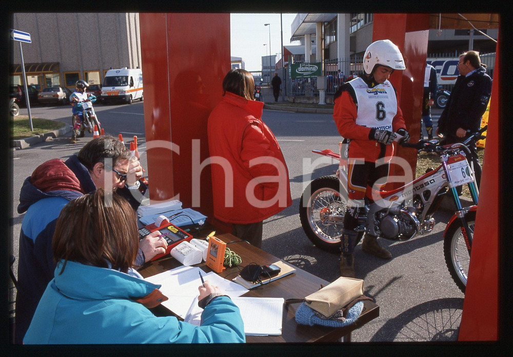 TRIAL Internazionale 2 GIORNI DELLA BRIANZA - MONZA 2002 35 mm vintage slide 21 Diapositiva d'epoca, in formato 35 mm.CONDIZIONI: GOODE' severamente vietata la riproduzione. Tutti i diritti sono riservati.Nella diapositiva ICharta mette in vendita, sul negozio eBay e in esclusiva sul sito "icharta" il proprio archivio composto da numerose diapositive e negativi fotografici d'epoca, tutti originali e autentici, che attraversano la storia del costume italiano tra gli la fine degli anni Sessanta e Novanta.Si tratta di uno sguardo inedito sull'attualit&agrave;, la politica, la vita quotidiana, il gossip e la cultura, che fotografa il cambiamento della nazione in quest'ultimo scorcio del XX secolo. Un'occasione unica per il mercato del collezionismo, che vede finalmente disponibile un archivio eccezionale per vastit&agrave;, tematiche e condizioni, in un settore (il negativo fotografico e la diapositiva) di assoluta novit&agrave; e dalle interessanti prospettive di investimento.  GOOD/buono   originale e autentica 1