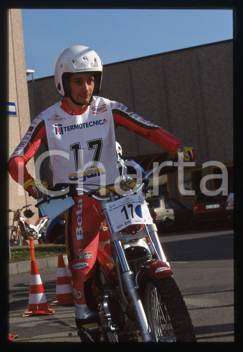 TRIAL Internazionale 2 GIORNI DELLA BRIANZA - MONZA 2002 *35mm vintage slide 22 Diapositiva d'epoca, in formato 35 mm.CONDIZIONI: GOODE' severamente vietata la riproduzione. Tutti i diritti sono riservati.Nella diapositiva ICharta mette in vendita, sul negozio eBay e in esclusiva sul sito "icharta" il proprio archivio composto da numerose diapositive e negativi fotografici d'epoca, tutti originali e autentici, che attraversano la storia del costume italiano tra gli la fine degli anni Sessanta e Novanta.Si tratta di uno sguardo inedito sull'attualit&agrave;, la politica, la vita quotidiana, il gossip e la cultura, che fotografa il cambiamento della nazione in quest'ultimo scorcio del XX secolo. Un'occasione unica per il mercato del collezionismo, che vede finalmente disponibile un archivio eccezionale per vastit&agrave;, tematiche e condizioni, in un settore (il negativo fotografico e la diapositiva) di assoluta novit&agrave; e dalle interessanti prospettive di investimento.  GOOD/buono   originale e autentica 1