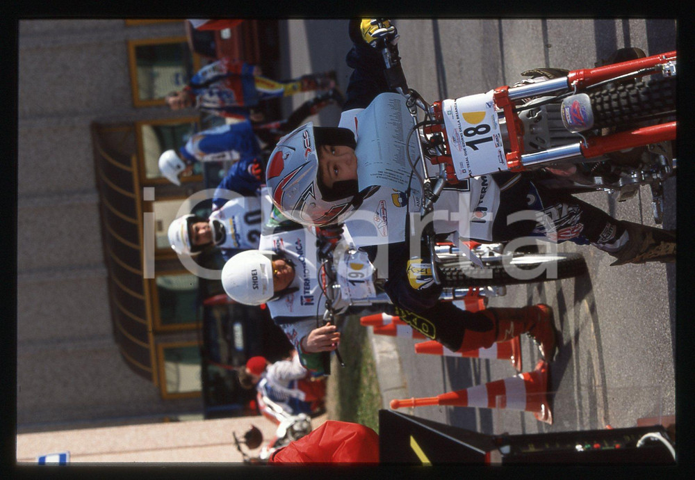 TRIAL Internazionale 2 GIORNI DELLA BRIANZA - MONZA 2002 35 mm vintage slide 24 Diapositiva d'epoca, in formato 35 mm.CONDIZIONI: GOODE' severamente vietata la riproduzione. Tutti i diritti sono riservati.Nella diapositiva ICharta mette in vendita, sul negozio eBay e in esclusiva sul sito "icharta" il proprio archivio composto da numerose diapositive e negativi fotografici d'epoca, tutti originali e autentici, che attraversano la storia del costume italiano tra gli la fine degli anni Sessanta e Novanta.Si tratta di uno sguardo inedito sull'attualit&agrave;, la politica, la vita quotidiana, il gossip e la cultura, che fotografa il cambiamento della nazione in quest'ultimo scorcio del XX secolo. Un'occasione unica per il mercato del collezionismo, che vede finalmente disponibile un archivio eccezionale per vastit&agrave;, tematiche e condizioni, in un settore (il negativo fotografico e la diapositiva) di assoluta novit&agrave; e dalle interessanti prospettive di investimento.  GOOD/buono   originale e autentica 1