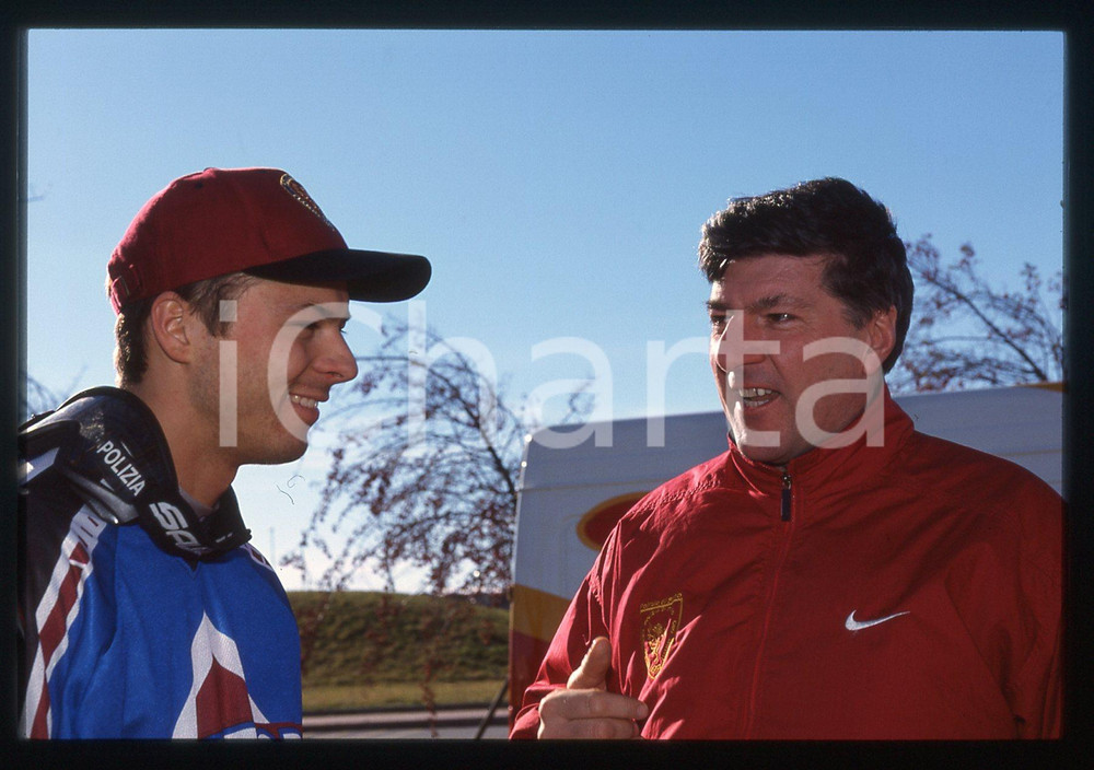 TRIAL Internazionale 2 GIORNI DELLA BRIANZA - MONZA 2002 35 mm vintage slide 25 Diapositiva d'epoca, in formato 35 mm.CONDIZIONI: GOODE' severamente vietata la riproduzione. Tutti i diritti sono riservati.Nella diapositiva ICharta mette in vendita, sul negozio eBay e in esclusiva sul sito "icharta" il proprio archivio composto da numerose diapositive e negativi fotografici d'epoca, tutti originali e autentici, che attraversano la storia del costume italiano tra gli la fine degli anni Sessanta e Novanta.Si tratta di uno sguardo inedito sull'attualit&agrave;, la politica, la vita quotidiana, il gossip e la cultura, che fotografa il cambiamento della nazione in quest'ultimo scorcio del XX secolo. Un'occasione unica per il mercato del collezionismo, che vede finalmente disponibile un archivio eccezionale per vastit&agrave;, tematiche e condizioni, in un settore (il negativo fotografico e la diapositiva) di assoluta novit&agrave; e dalle interessanti prospettive di investimento.  GOOD/buono   originale e autentica 1