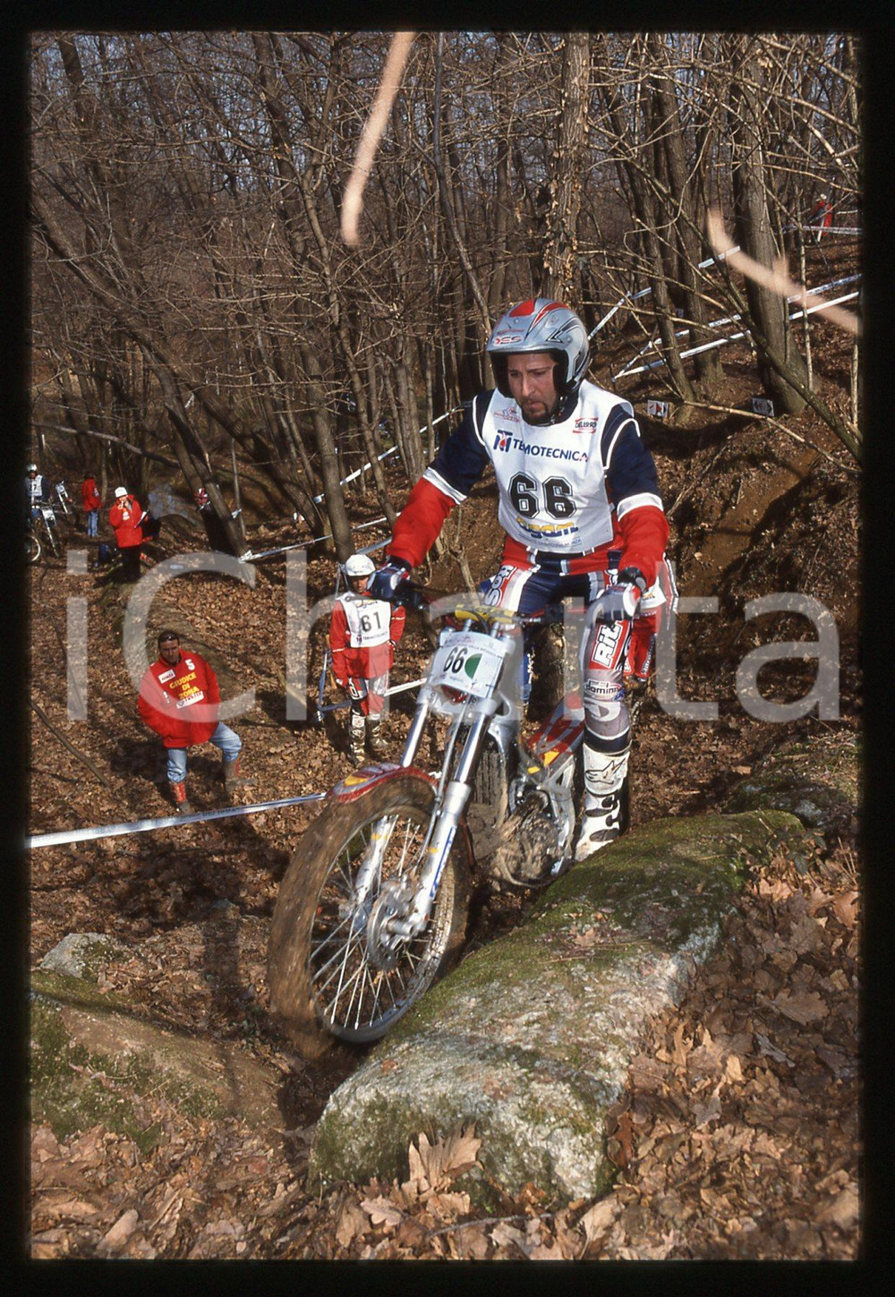 TRIAL Internazionale 2 GIORNI DELLA BRIANZA - MONZA 2002 35 mm vintage slide 31 Diapositiva d'epoca, in formato 35 mm.CONDIZIONI: GOODE' severamente vietata la riproduzione. Tutti i diritti sono riservati.Nella diapositiva ICharta mette in vendita, sul negozio eBay e in esclusiva sul sito "icharta" il proprio archivio composto da numerose diapositive e negativi fotografici d'epoca, tutti originali e autentici, che attraversano la storia del costume italiano tra gli la fine degli anni Sessanta e Novanta.Si tratta di uno sguardo inedito sull'attualit&agrave;, la politica, la vita quotidiana, il gossip e la cultura, che fotografa il cambiamento della nazione in quest'ultimo scorcio del XX secolo. Un'occasione unica per il mercato del collezionismo, che vede finalmente disponibile un archivio eccezionale per vastit&agrave;, tematiche e condizioni, in un settore (il negativo fotografico e la diapositiva) di assoluta novit&agrave; e dalle interessanti prospettive di investimento.  GOOD/buono   originale e autentica 1