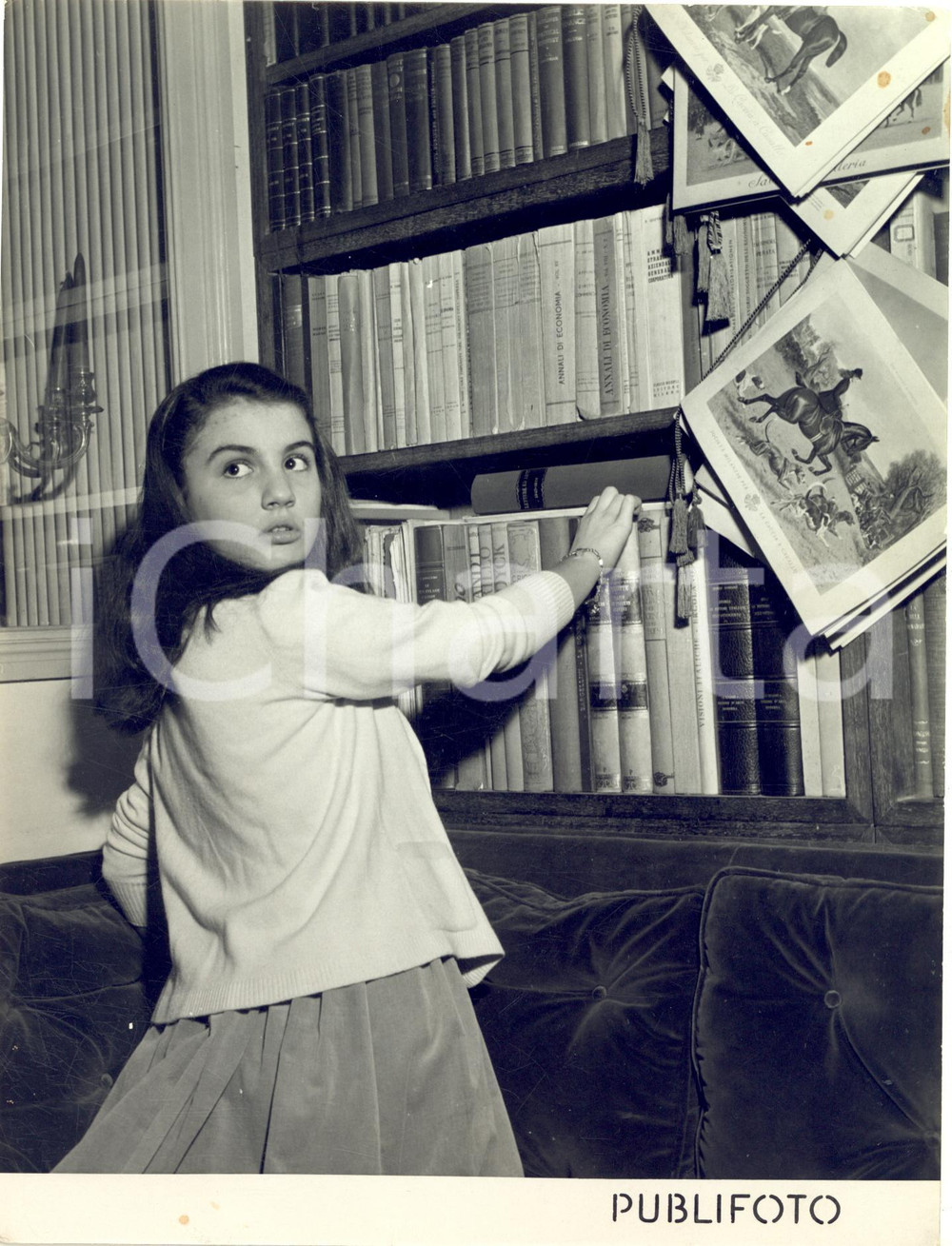 1960 ca MILANO Ritratto di bambina alla libreria *Foto PUBLIFOTO n° 115724
