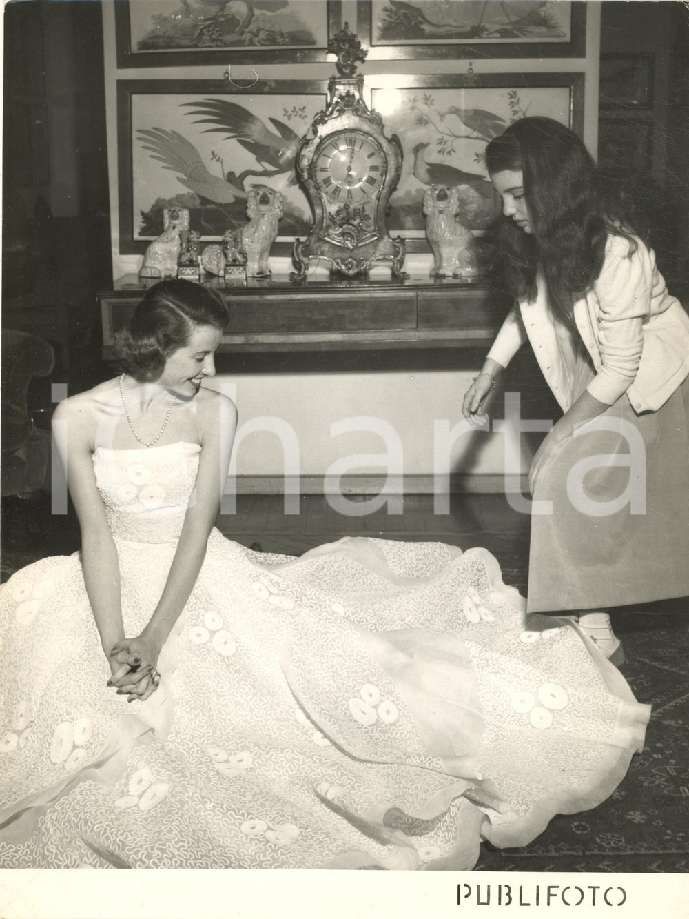 1960 ca MILANO Donna in abito da sera con bambina *Foto PUBLIFOTO n° 115728