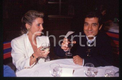 35mm vintage slide* 1990 ca CINEMA Spanish actor AndrÃ©s PAJARES & wife (32)   Diapositiva d'epoca, in formato 35 mm.CONDIZIONI: GOOD E' severamente vietata la riproduzione. Tutti i diritti sono riservati.Nella diapositiva ICharta mette in vendita, sul negozio eBay e in esclusiva sul sito "icharta" il proprio archivio composto da numerose diapositive e negativi fotografici d'epoca, tutti originali e autentici, che attraversano la storia del costume italiano tra gli la fine degli anni Sessanta e Novanta.Si tratta di uno sguardo inedito sull'attualit&agrave;, la politica, la vita quotidiana, il gossip e la cultura, che fotografa il cambiamento della nazione in quest'ultimo scorcio del XX secolo. Un'occasione unica per il mercato del collezionismo, che vede finalmente disponibile un archivio eccezionale per vastit&agrave;, tematiche e condizioni, in un settore (il negativo fotografico e la diapositiva) di assoluta novit&agrave; e dalle interessanti prospettive di investimento.  FAIR/discreto   originale e autentica 1