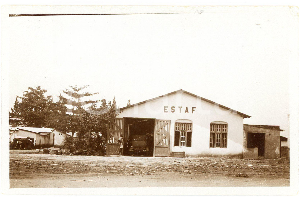 1930 ca CONGO BELGE - ELISABETHVILLE (?) Garage ESTAF - Photo ANIMEE 14x9 cm Fotografia originale d'epoca, in formato cartolina postale. GOOD/buono  Formato: 14x9 cm originale e autentica 1