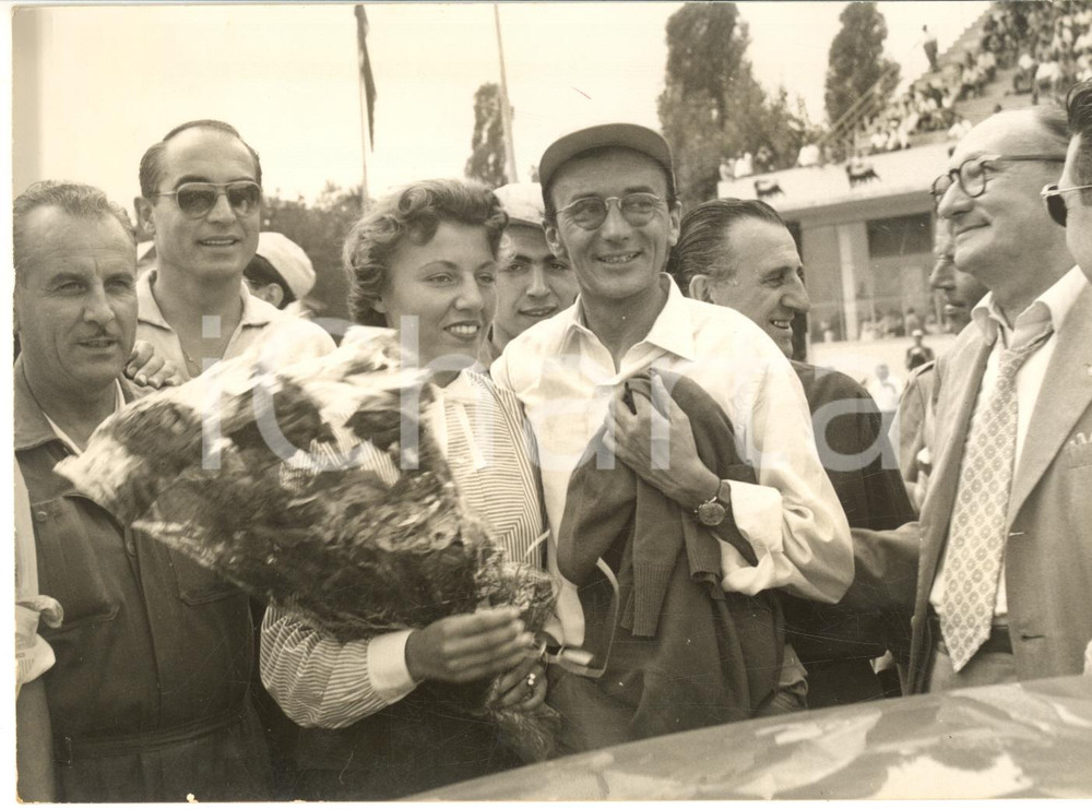 1954 AUTOMOBILISMO MONZA Coppa Inter-Europa - Elio ZAGATO vincitore *Foto Fotografia d'epoca con didascalia coeva al verso.  CONDIZIONI: G (lieve sovraimpressione circolare) FORMATO: 18x13 cm     originale e autentica 1