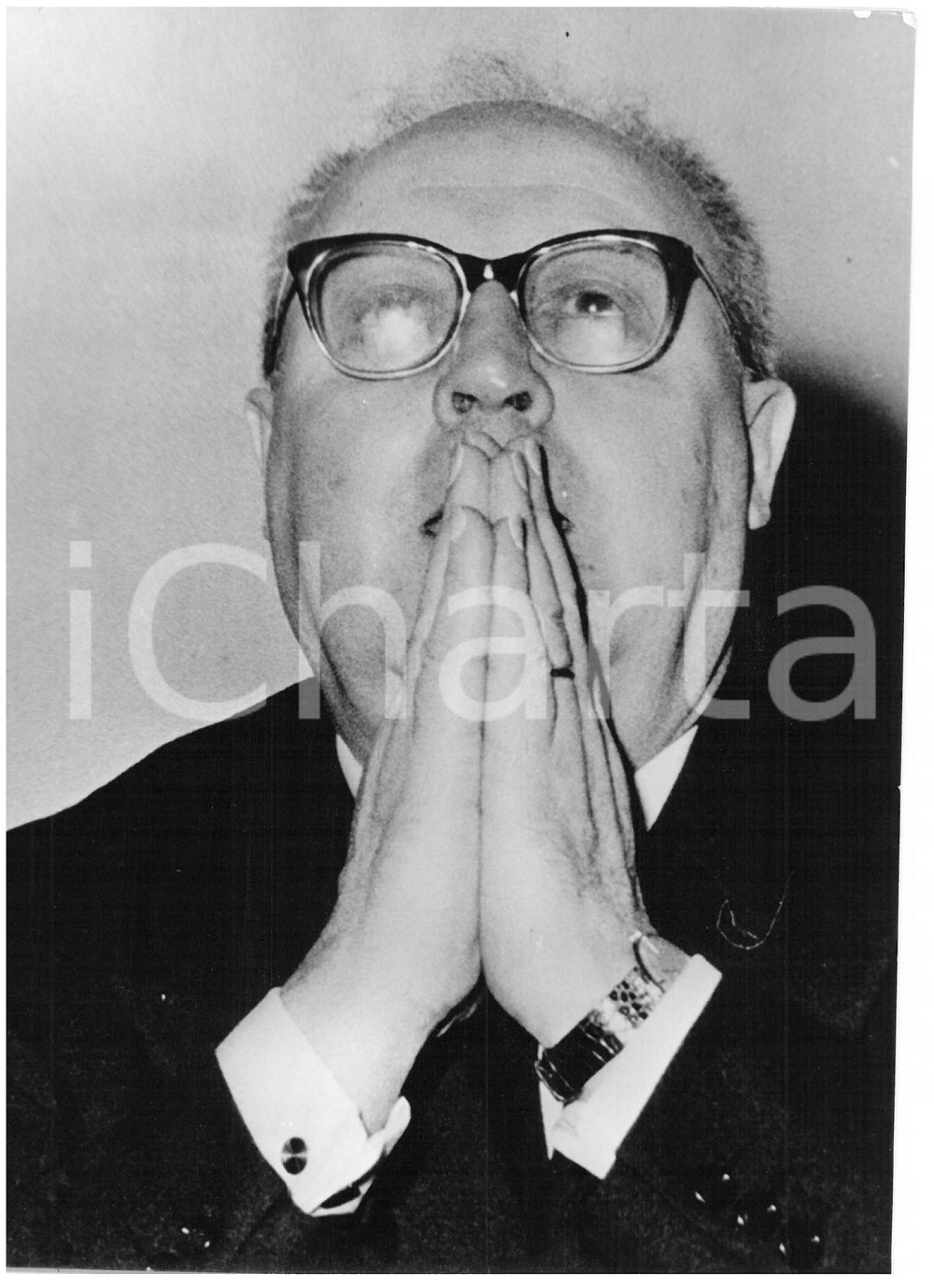 1963 ROMA - PSDI Ritratto di Giuseppe SARAGAT a mani giunte *Foto 13x18 cm Fotografia d'epoca, con didascalia coeva al verso.  CONDIZIONI: FAIR (bassa qualit&agrave; di stampa) FORMATO: 13x18 cm    originale e autentica 1