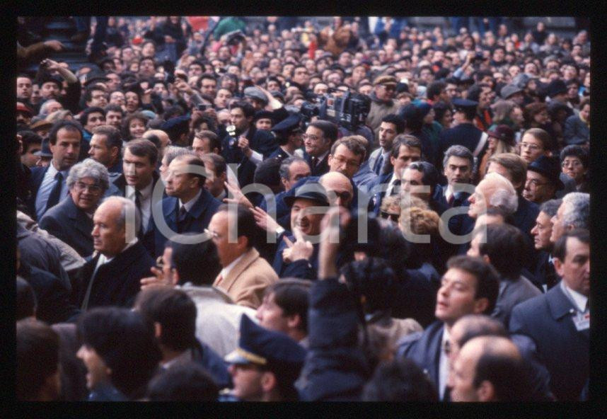Fotografia d epoca originale 35mm vintage slide 1989 MILANO Michail GORBACHEV presidente URSS tra la folla 8 1