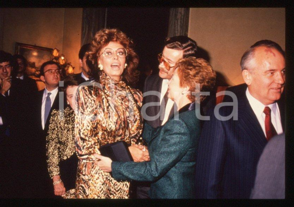 Fotografia d epoca originale 35mm vintage slide 1989 MILANO Sophia LOREN Michail GORBACHEV Raissa 1 1
