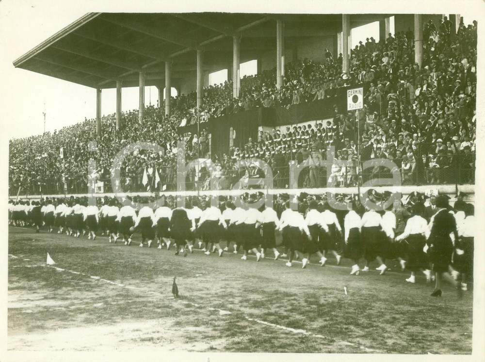 Fotografia d epoca originale 1940 ca ROMA Atlete della GIL sfilano davanti alla tribuna d onore Radio GERMINI 1