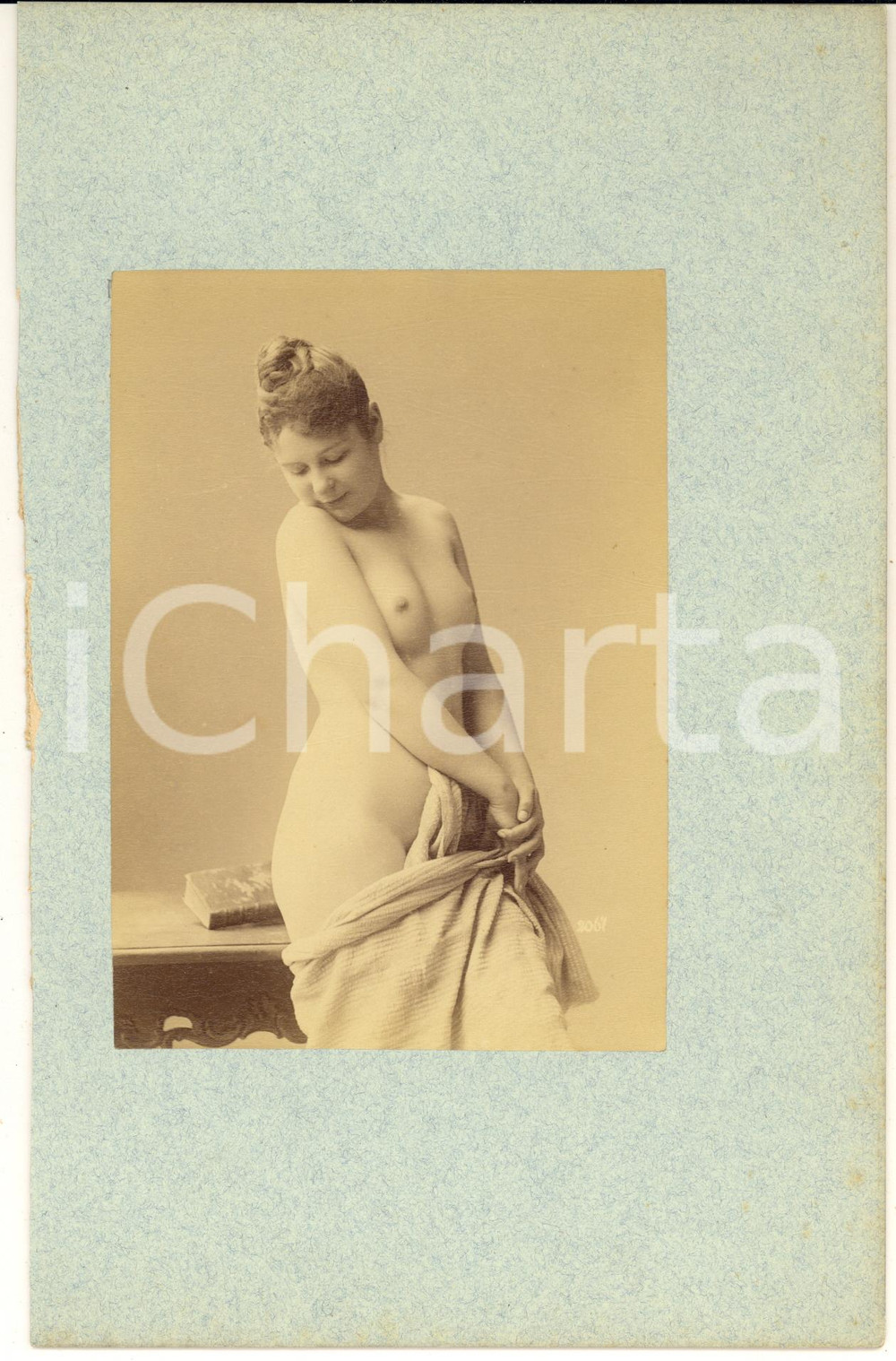 1910 ca VINTAGE EROTIC Topless woman on a desk with book - RARE Photo Fotografia originale d'epoca, montata su cartoncino rigido.FORMATO: 16x24 cm (cartoncino); 10x14 cm (fotografia)CONDIZIONI: G (ma rifilato il cartoncino)    originale e autentica 1