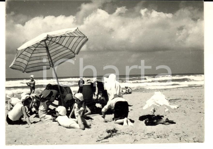 Fotografia d epoca originale 1957 VIAREGGIO Suore con i bambini di una colonia Foto artistica 11x7 cm 1