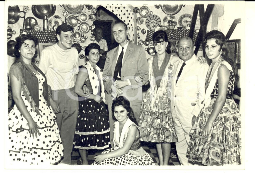 Fotografia d epoca originale 1964 GRANADA ES Turisti con donne spagnole in abiti tradizionali Foto VINTAGE 1