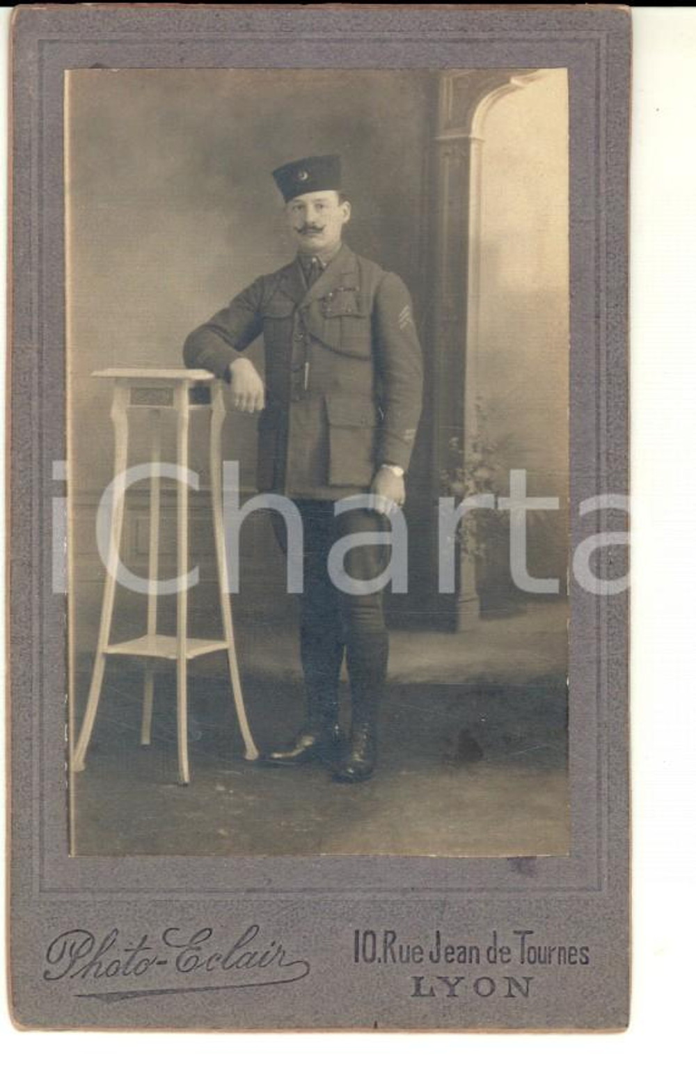 Fotografia d epoca originale 1915 ca LYON ARMEE DE TERRE Officier avec chaise blanche Photo ECLAIRE CDV 1