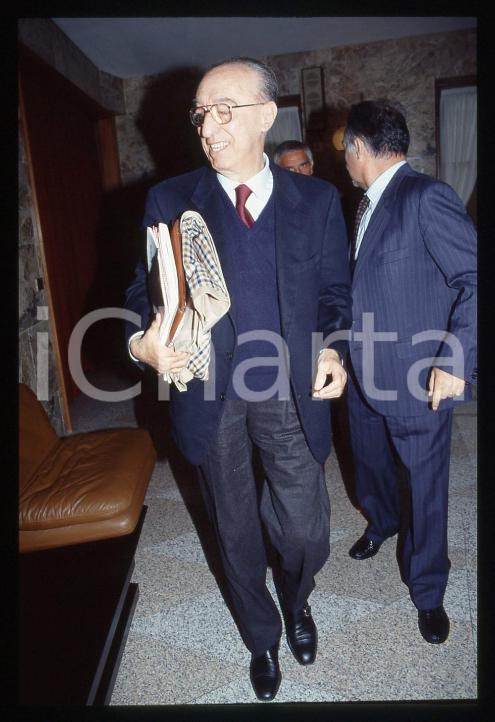 35mm vintage slide* 1990 ca MILANO Vito SCALIA al Centro Congressi CARIPLO (3)  Diapositiva d'epoca, in formato 35 mm.CONDIZIONI: GOOD  Tutti i diritti riservati.E' severamente vietata la riproduzione. ICharta mette in vendita, sul negozio eBay e in esclusiva sul sito "icharta" il proprio archivio composto da numerose diapositive e negativi fotografici d'epoca, tutti originali e autentici, che attraversano la storia del costume italiano tra gli la fine degli anni Sessanta e Novanta.Si tratta di uno sguardo inedito sull'attualit&agrave;, la politica, la vita quotidiana, il gossip e la cultura, che fotografa il cambiamento della nazione in quest'ultimo scorcio del XX secolo. Un'occasione unica per il mercato del collezionismo, che vede finalmente disponibile un archivio eccezionale per vastit&agrave;, tematiche e condizioni, in un settore (il negativo fotografico e la diapositiva) di assoluta novit&agrave; e dalle interessanti prospettive di investimento.  originale e autentica 1