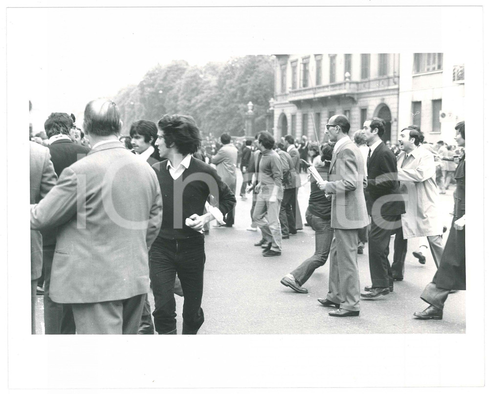 Fotografia d epoca originale 1970 RISTAMPA 1985 ca MILANO ANNI DI PIOMBO Scontri polizia  MSI 2 Foto 1