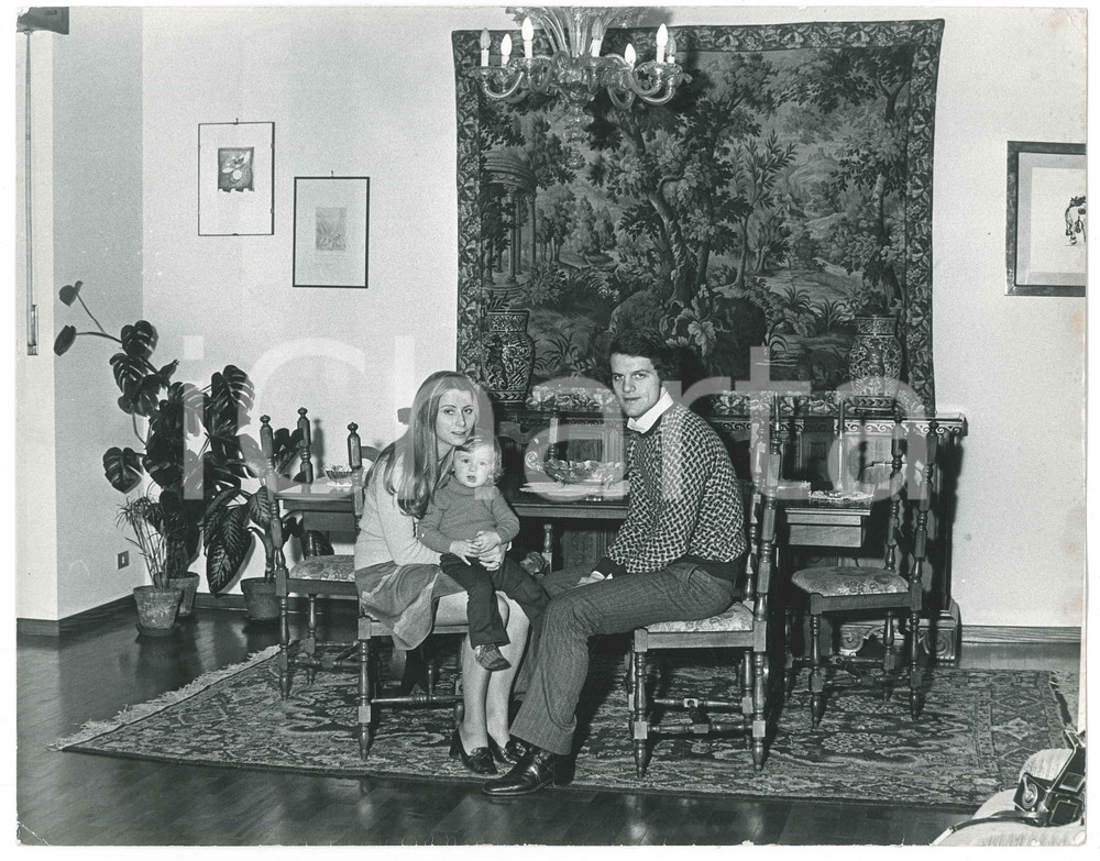 Fotografia d epoca originale 1972 MILANO Fabio CAPELLO a casa con la moglie e il figlio 4 Foto 30x20 cm 1