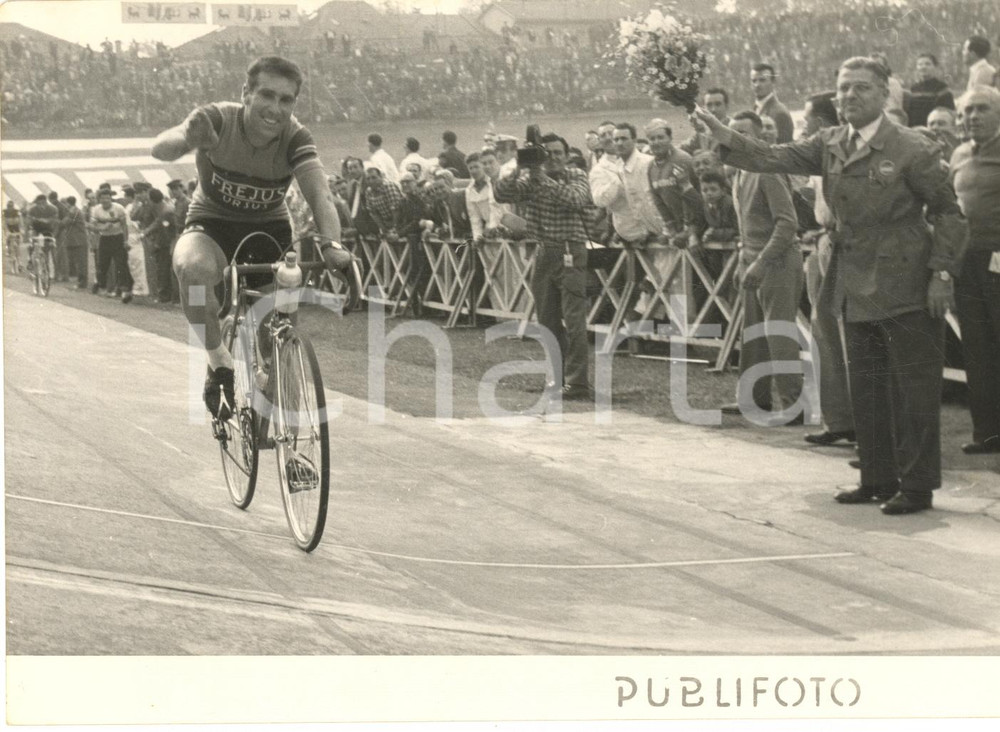 1955 CICLISMO GIRO D'ITALIA Tappa MILANO-TORINO Guido MESSINA all'arrivo *Foto