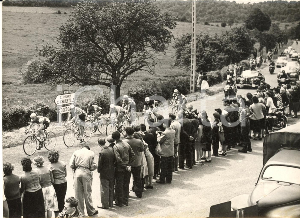 1956 CYCLISME TOUR DE FRANCE ARDENNE Curieux au passage du peloton - Photo 18x13