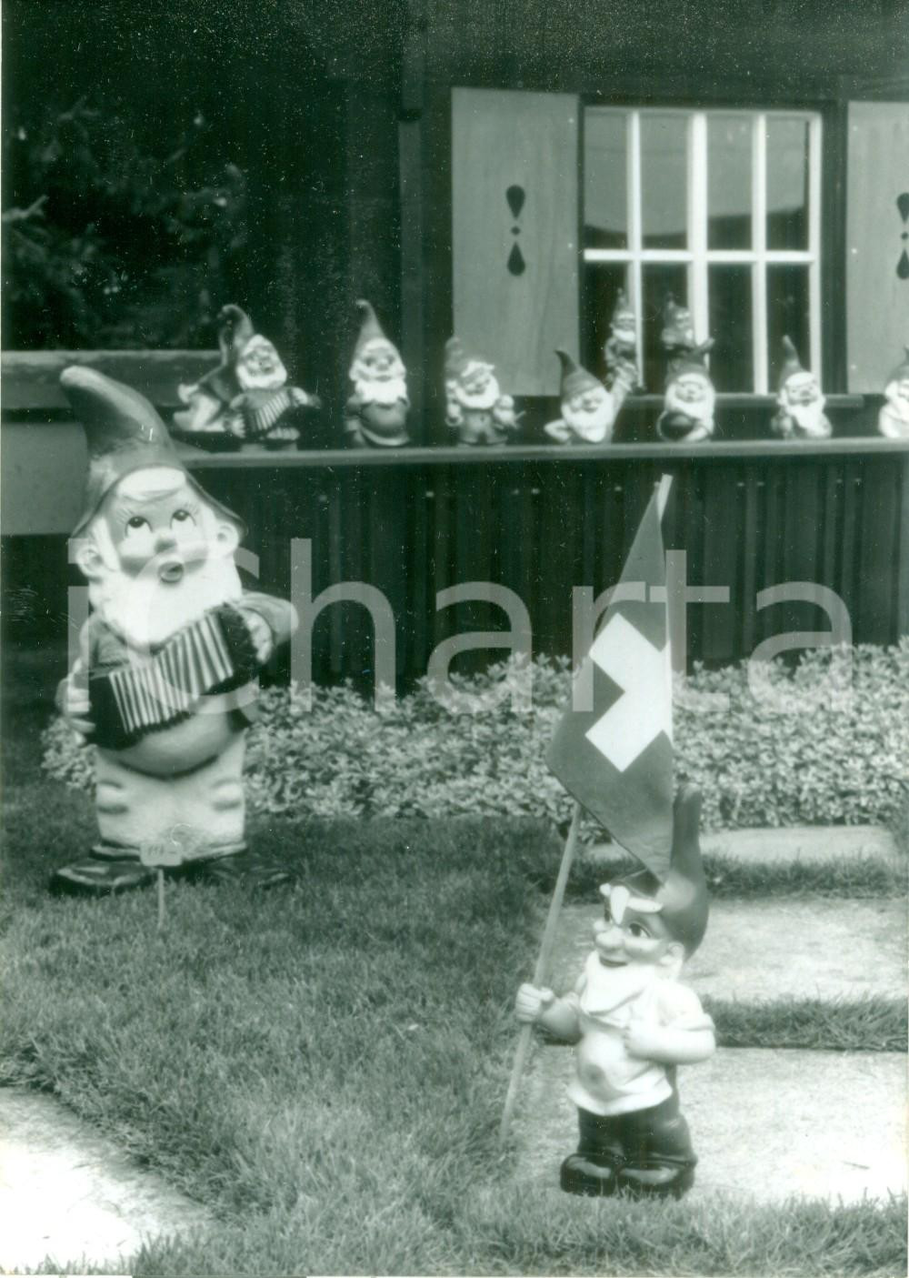 Fotografia d epoca originale 1990 SVIZZERA Nani da giardino festeggiano patchwork elvetico Foto cm 12 x 17 1