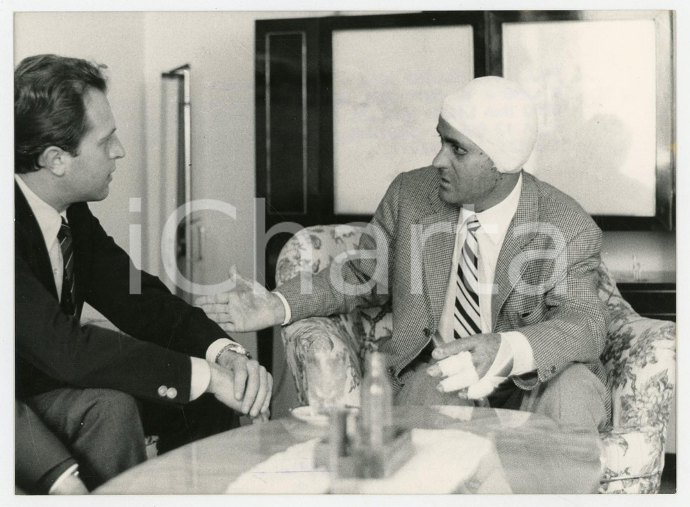Fotografia d epoca originale 1964 MILANO Giancarlo BAGHETTI visita Consalvo SANESI dopo incidente SEBRING 1
