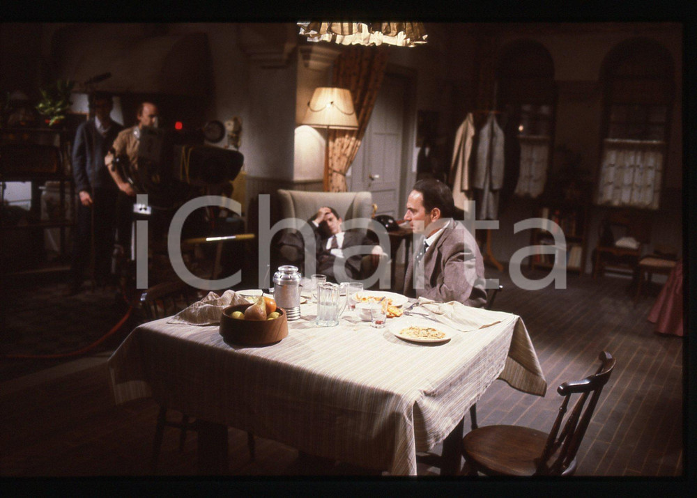 35mm vintage slide* 1985 RAI DUE Antonio CASAGRANDE Emilio BONUCCI sul set (1)  Diapositiva d'epoca, in formato 35 mm. La diapositiva illustra il set del commedia televisiva "Un cappello pieno di pioggia", trasmessa su Rai Due nel 1985.CONDIZIONI: GOOD   Tutti i diritti riservati.E' severamente vietata la riproduzione. ICharta mette in vendita, sul negozio eBay e in esclusiva sul sito "icharta" il proprio archivio composto da numerose diapositive e negativi fotografici d'epoca, tutti originali e autentici, che attraversano la storia del costume italiano tra gli la fine degli anni Sessanta e Novanta.Si tratta di uno sguardo inedito sull'attualit&agrave;, la politica, la vita quotidiana, il gossip e la cultura, che fotografa il cambiamento della nazione in quest'ultimo scorcio del XX secolo. Un'occasione unica per il mercato del collezionismo, che vede finalmente disponibile un archivio eccezionale per vastit&agrave;, tematiche e condizioni, in un settore (il negativo fotografico e la diapositiva) di assoluta novit&agrave; e dalle interessanti prospettive di investimento.  originale e autentica 1