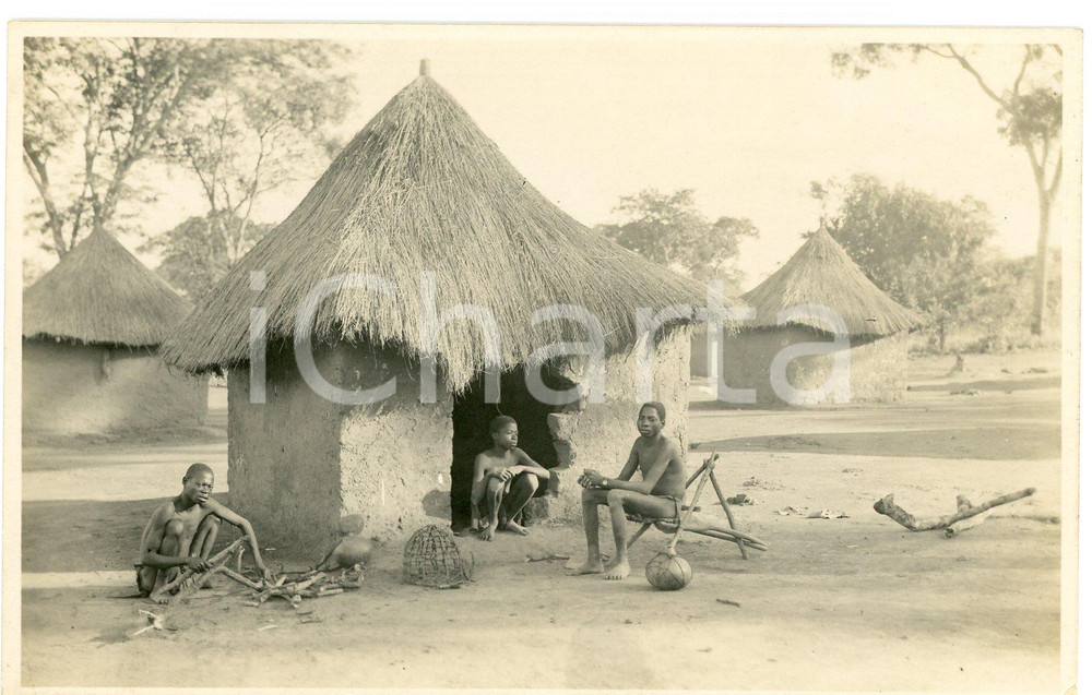 1929 CONGO BELGE - KATANGA - Jeunes hommes au village *Photo L. GABRIEL 386 Fotografia originale d'epoca, in formato cartolina postale.FOTOGRAFO: L&eacute;opold Gabriel - Panda - Katanga  GOOD/buono  Formato: 14x9 cm originale e autentica 1