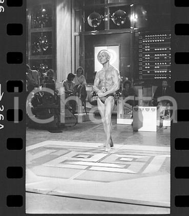 Fotografia d epoca originale 35mm LOTTO 1 NEGATIVO  1984 RAI 1 TEST Culturista ospite del programma 2 1