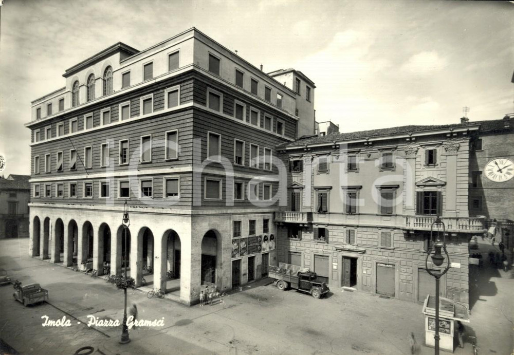 Cartolina originale da collezione 1964 IMOLA (BO) Veduta di Piazza GRAMSCI *Cartolina ANIMATA con camion FG VG 1