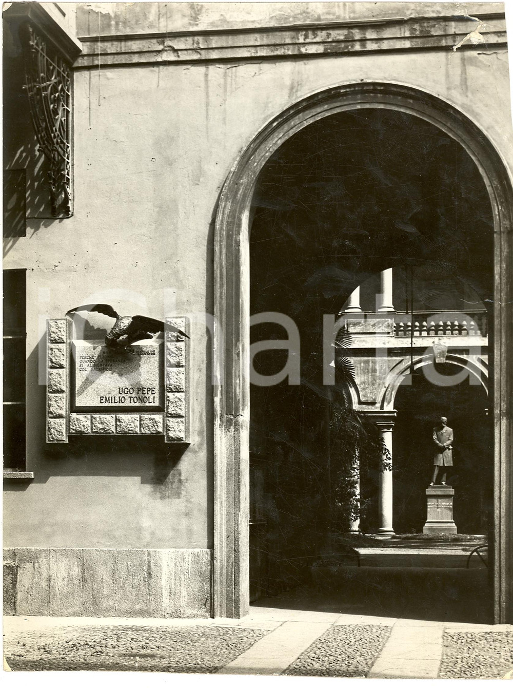 Fotografia d'epoca originale 1930 ca MILANO BRERA Targa martiri fascisti Ugo PEPE Emilio TONOLI *Fotografia 1