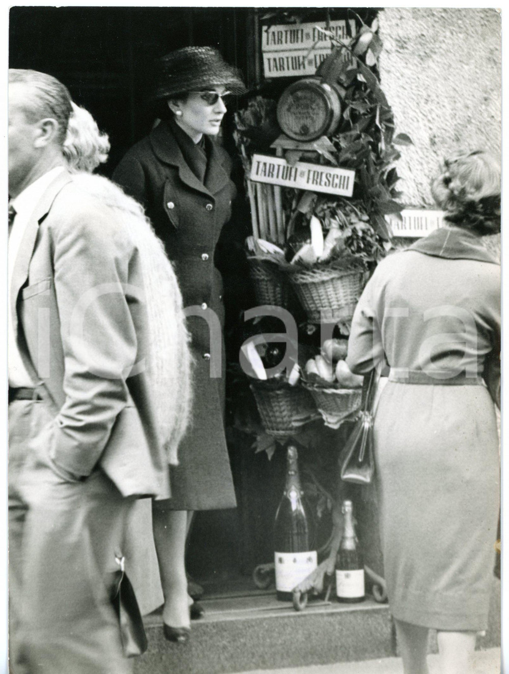 1959 MILANO Soprano Maria CALLAS in un negozio di tartufi *Foto 13x18 cm