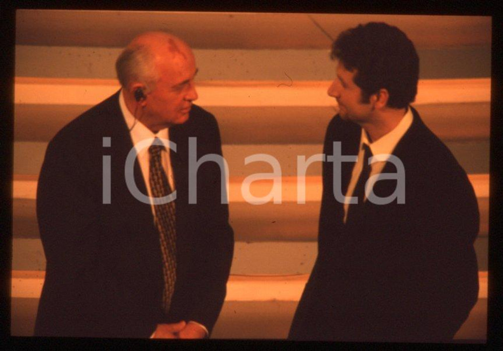 35mm vintage slide* 1999 FESTIVAL DI SANREMO Michail GORBACHEV Fabio FAZIO (1) Diapositiva d'epoca, in formato 35 mm.Si tratta della partecipazione come ospite al Festival di Sanremo del 1999. E' severamente vietata la riproduzione.  ICharta mette in vendita, sul negozio eBay e in esclusiva sul sito icharta.com, il proprio archivio composto da numerose diapositive e negativi fotografici d'epoca, tutti originali e autentici, che attraversano la storia del costume tra la fine degli anni Sessanta e Novanta.Si tratta di uno sguardo inedito sull'attualit&agrave;, la politica, la vita quotidiana, il gossip e la cultura, che fotografa il cambiamento della nazione in quest'ultimo scorcio del XX secolo.Un'occasione unica per il mercato del collezionismo, che vede finalmente disponibile un archivio eccezionale per vastit&agrave;, tematiche e condizioni, in un settore (il negativo fotografico e la diapositiva) di assoluta novit&agrave; e dalle interessanti prospettive di investimento.  GOOD/buono   originale e autentica 1