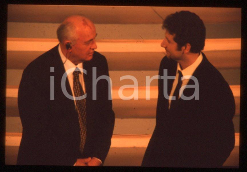 Fotografia d epoca originale 35mm vintage slide 1999 FESTIVAL DI SANREMO Michail GORBACHEV Fabio FAZIO 1 1