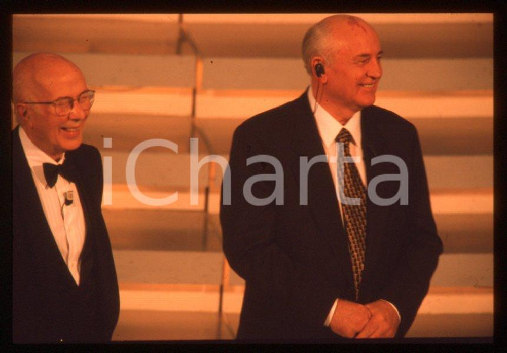 35mm vintage slide* 1999 FESTIVAL SANREMO Michail GORBACHEV Renato DULBECCO (2)