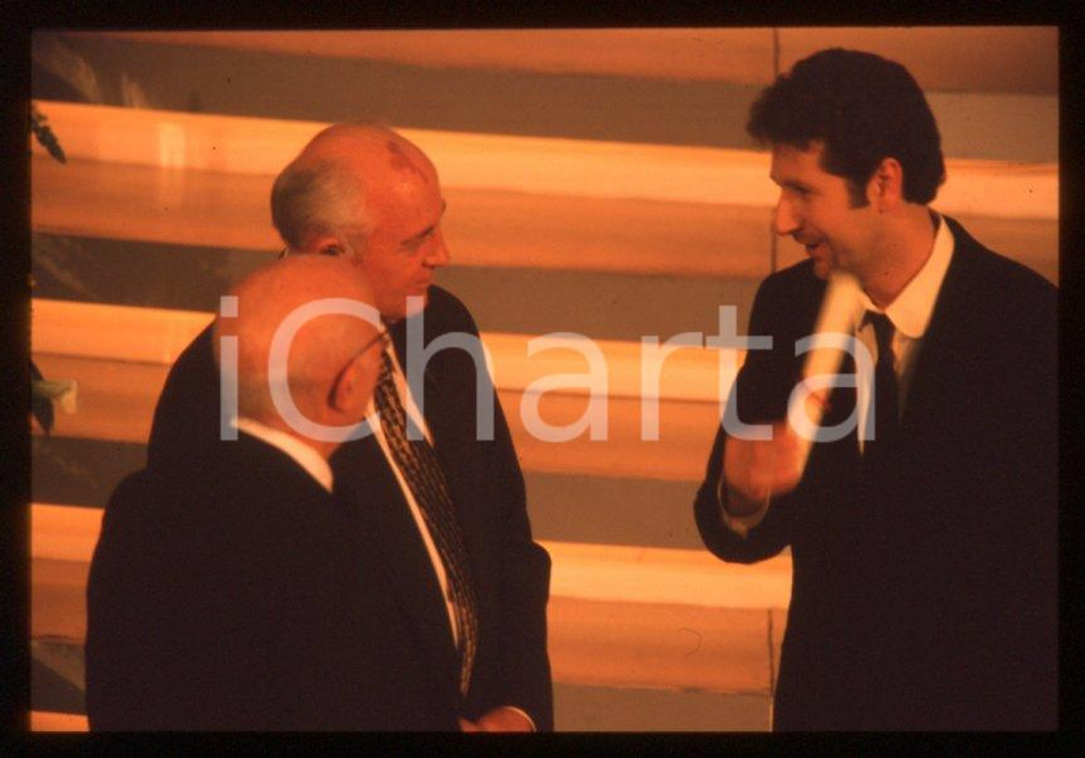 35mm vintage slide* 1999 FESTIVAL SANREMO Michail GORBACHEV - FAZIO - DULBECCO 1 Diapositiva d'epoca, in formato 35 mm.Si tratta della partecipazione come ospite al Festival di Sanremo del 1999. Sono ritratti: Michail Gorbachev, Fabio Fazio e Renato Dulbecco.E' severamente vietata la riproduzione.  ICharta mette in vendita, sul negozio eBay e in esclusiva sul sito icharta.com, il proprio archivio composto da numerose diapositive e negativi fotografici d'epoca, tutti originali e autentici, che attraversano la storia del costume tra la fine degli anni Sessanta e Novanta.Si tratta di uno sguardo inedito sull'attualit&agrave;, la politica, la vita quotidiana, il gossip e la cultura, che fotografa il cambiamento della nazione in quest'ultimo scorcio del XX secolo.Un'occasione unica per il mercato del collezionismo, che vede finalmente disponibile un archivio eccezionale per vastit&agrave;, tematiche e condizioni, in un settore (il negativo fotografico e la diapositiva) di assoluta novit&agrave; e dalle interessanti prospettive di investimento.  CONDIZIONI:GOOD/buono originale e autentica 1