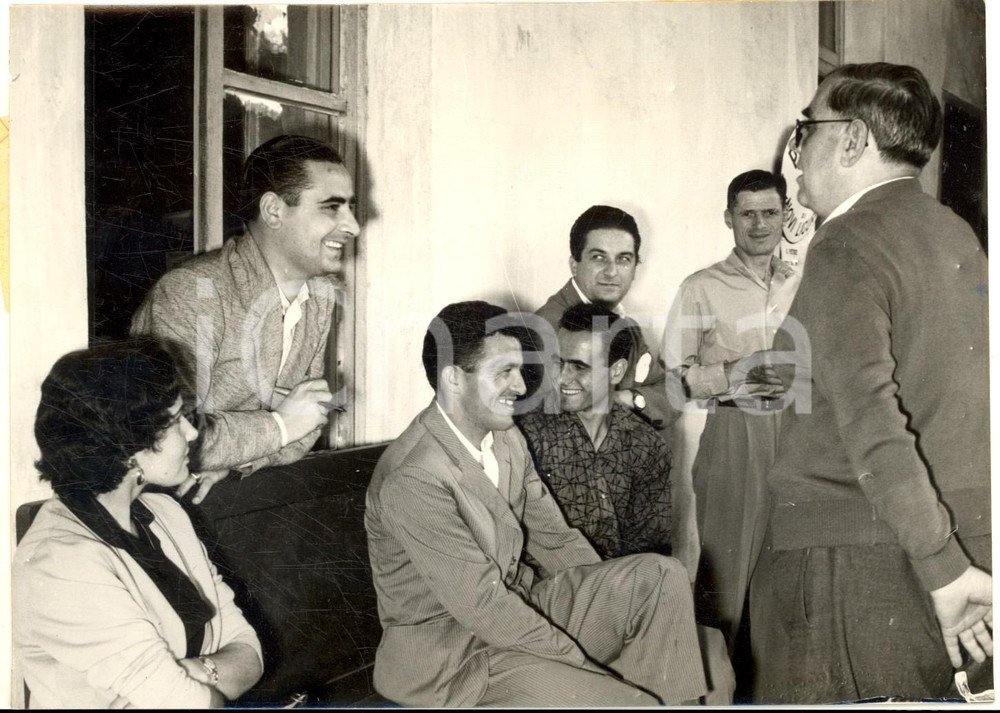 1954 TORINO Biagio CAVANNA in Pretura dopo l'arresto della "Dama Bianca" *Foto Fotografia d'epoca con didascalia coeva al verso.La donna arrestata (non presente nella foto) era Giulia Occhini (detta la "Dama bianca"), compagna di Fausto Coppi. CONDIZIONI: G (ma lieve sovraimpressione e ondulatura)FORMATO: 18x13 cm      originale e autentica 1