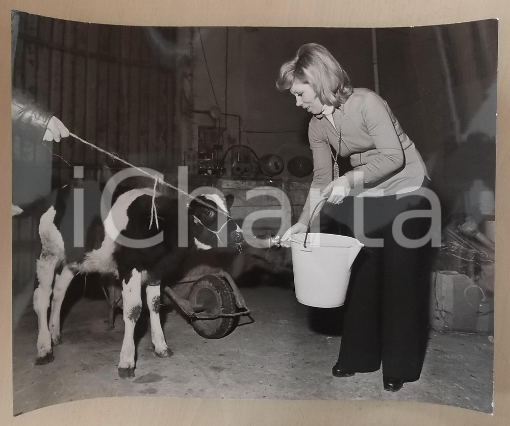 1970 ca COSTUME Soprano Mirella FRENI in una fattoria (2) Foto 40x30 cm