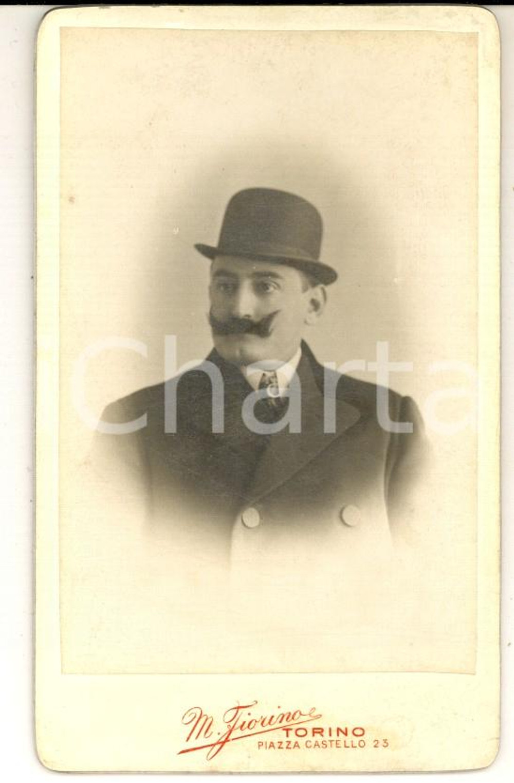Fotografia d epoca originale 1900 ca TORINO Ritratto maschile con il cappello Fotografia FIORINO CDV 1