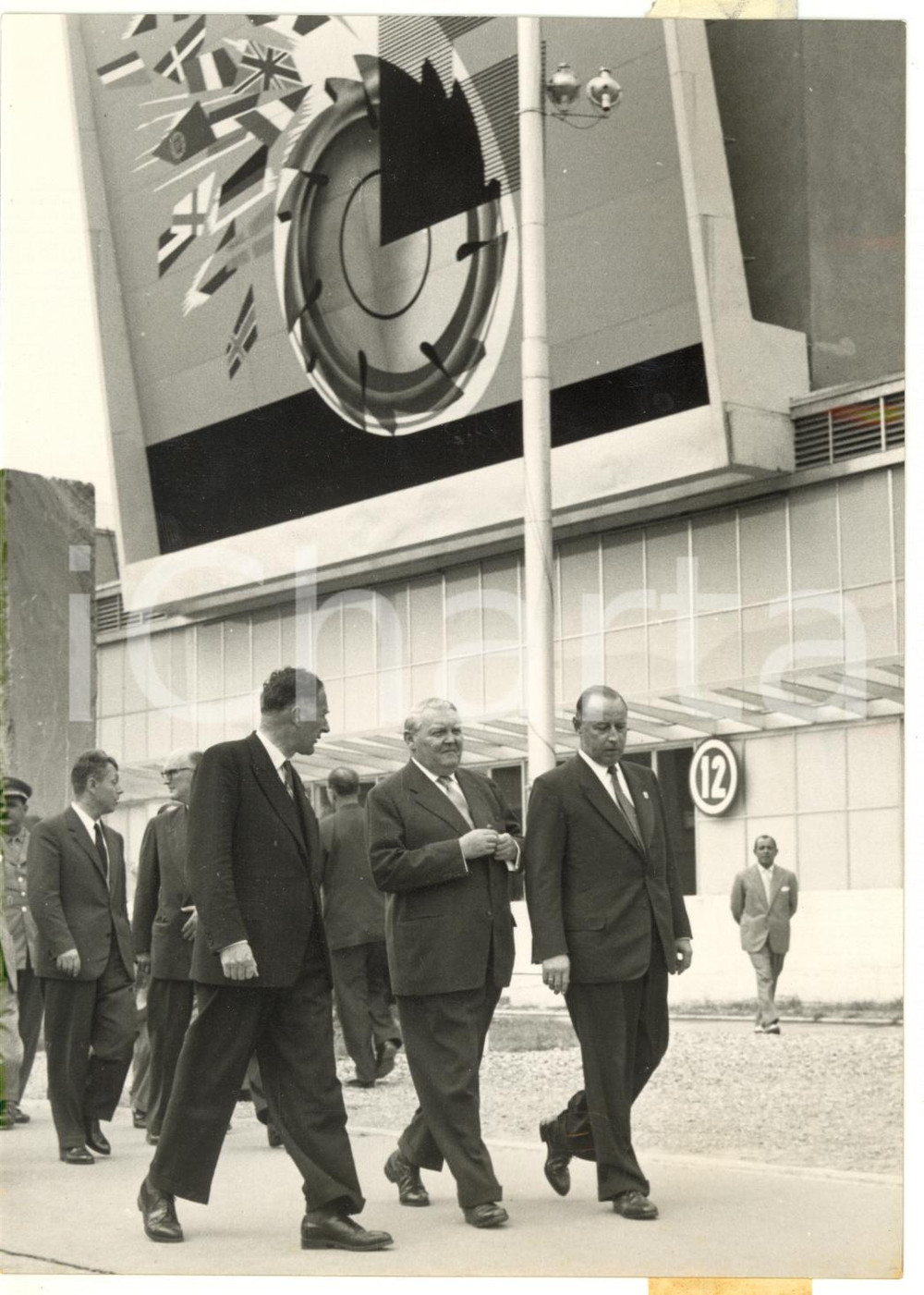 1954 MILANO Esposizione di macchine utensili - Ludwig ERHARD in visita ufficiale  Fotografia d'epoca con didascalia coeva.  CONDIZIONI: G FORMATO: 13x18 cm     originale e autentica 1