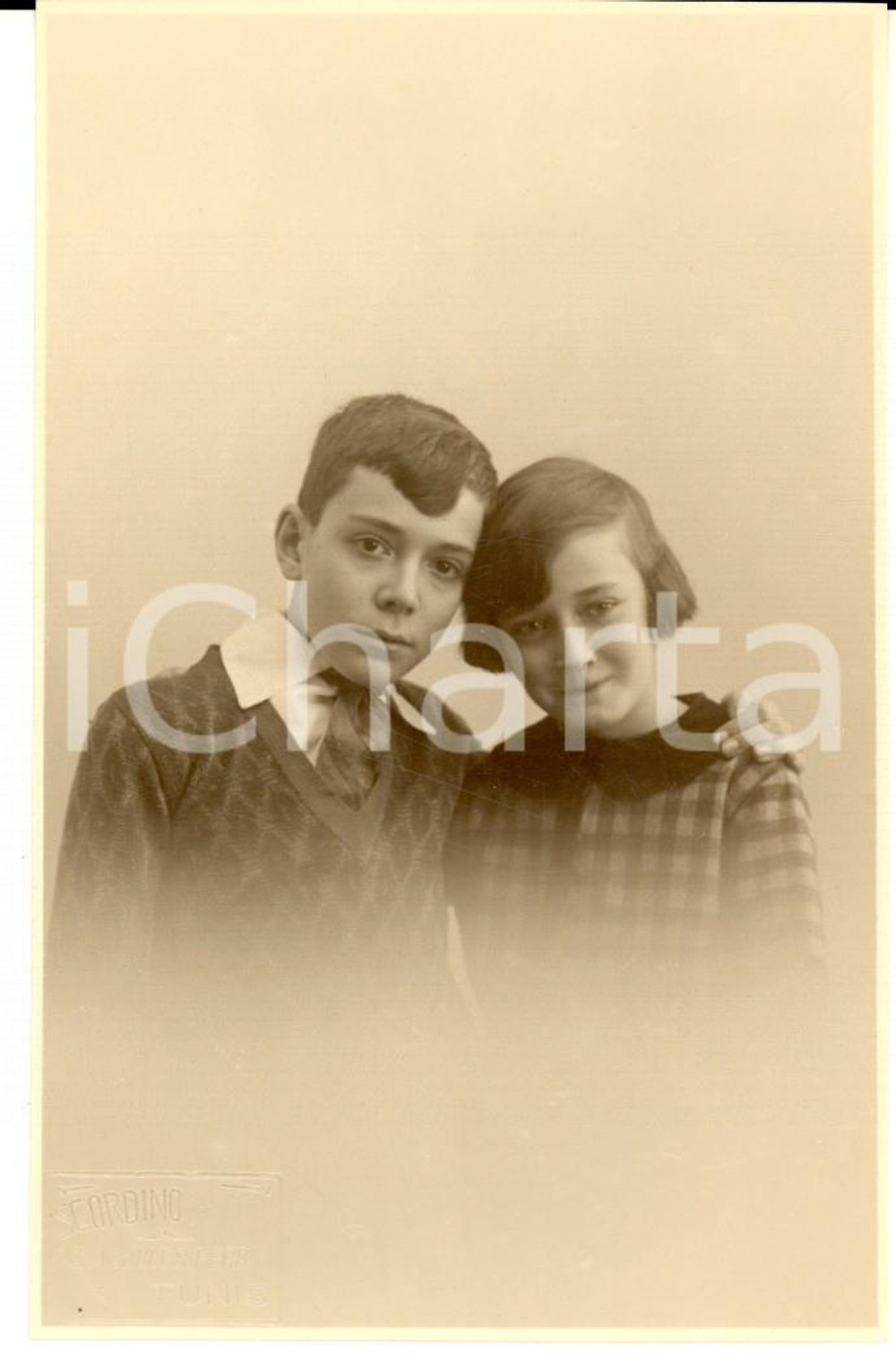 Fotografia d'epoca originale 1920 ca TUNISI Coppia di fratellini in posa abbracciati *Fotografia SCORDINO FP 1
