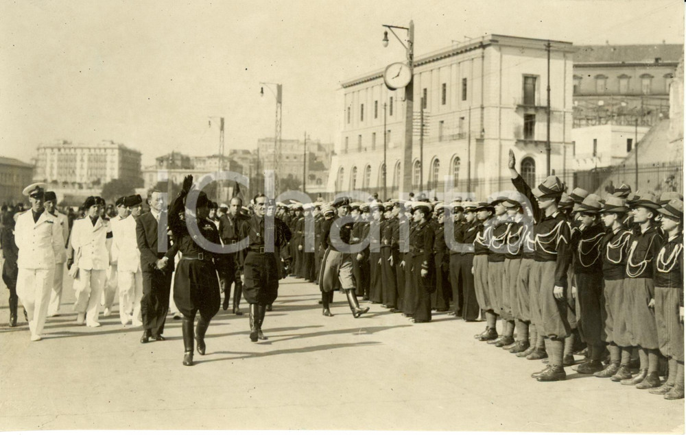 Fotografia d epoca originale 1934 NAPOLI Molo BEVERELLO Achille STARACE passa in rivista le truppe Foto 1