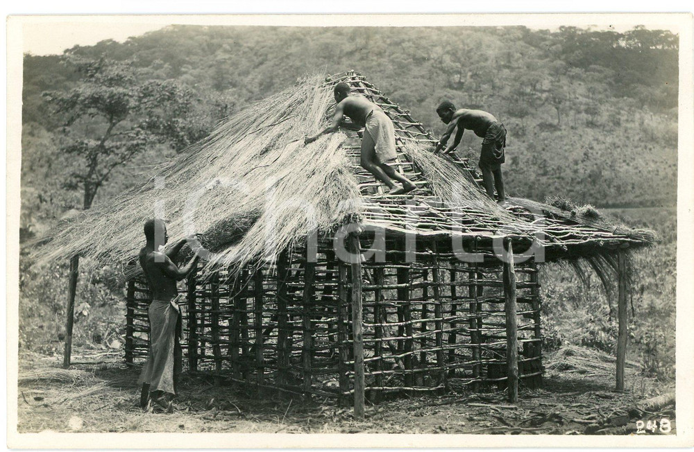 1930 ca CONGO - KATANGA BUNKEYA Construction de toiture *Photo GABRIEL 248 Fotografia originale d'epoca, con timbro del fotografo al verso.FOTOGRAFO: L&eacute;opold Gabriel - Panda - Katanga  GOOD/buono  Formato: 14x9 cm originale e autentica 1
